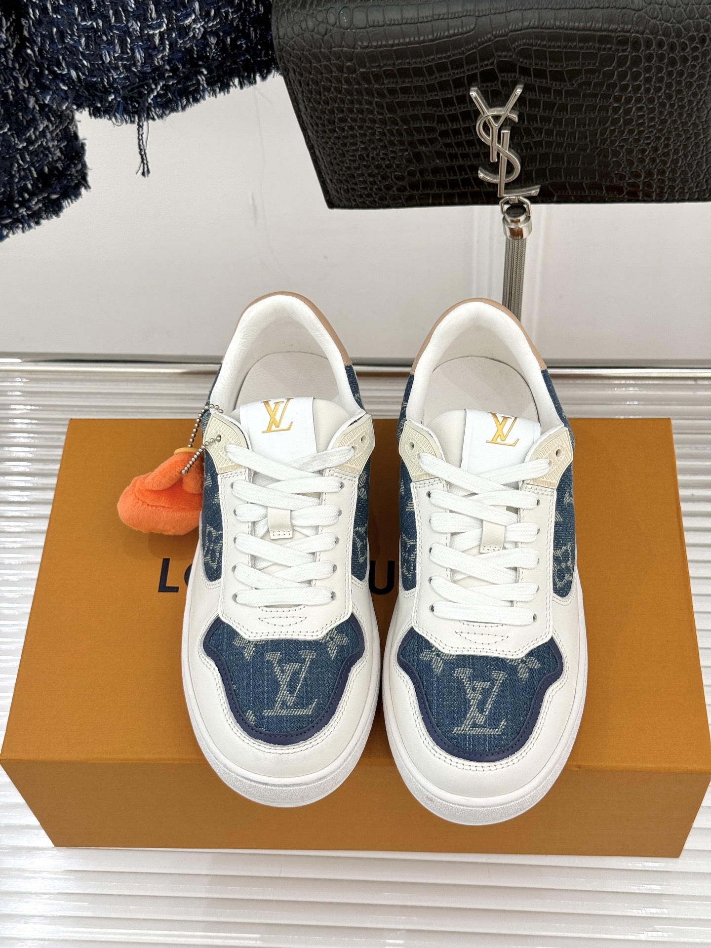 L*V驴家26WF早春新品老花情侣款休闲小白鞋板鞋结合“居家奢华”与“松弛自由”的核心理念它将聚焦老花暗