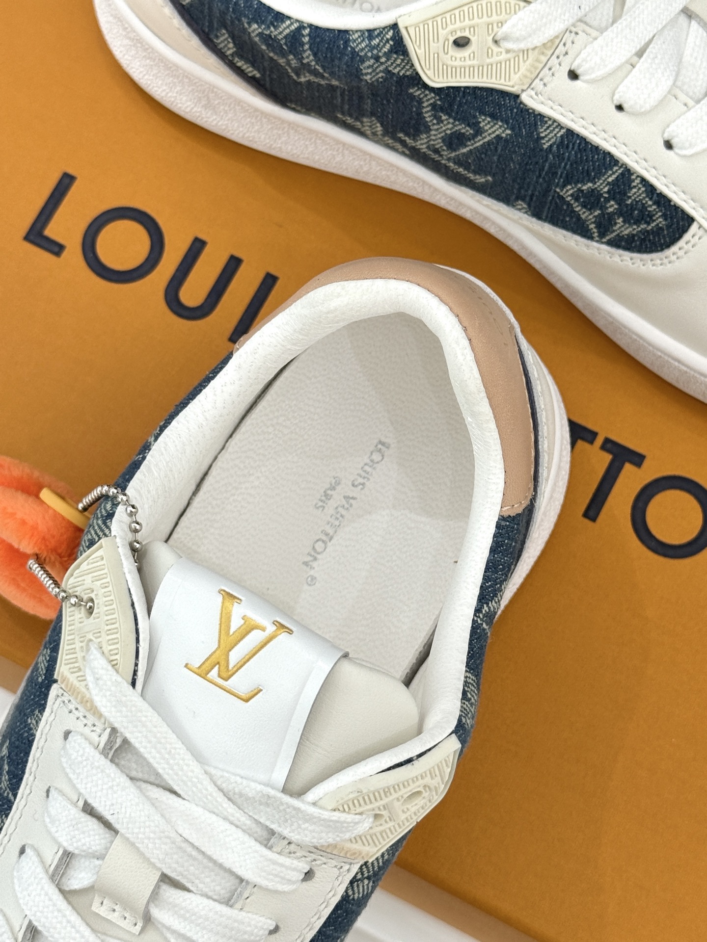 L*V驴家26WF早春新品老花情侣款休闲小白鞋板鞋结合“居家奢华”与“松弛自由”的核心理念它将聚焦老花暗