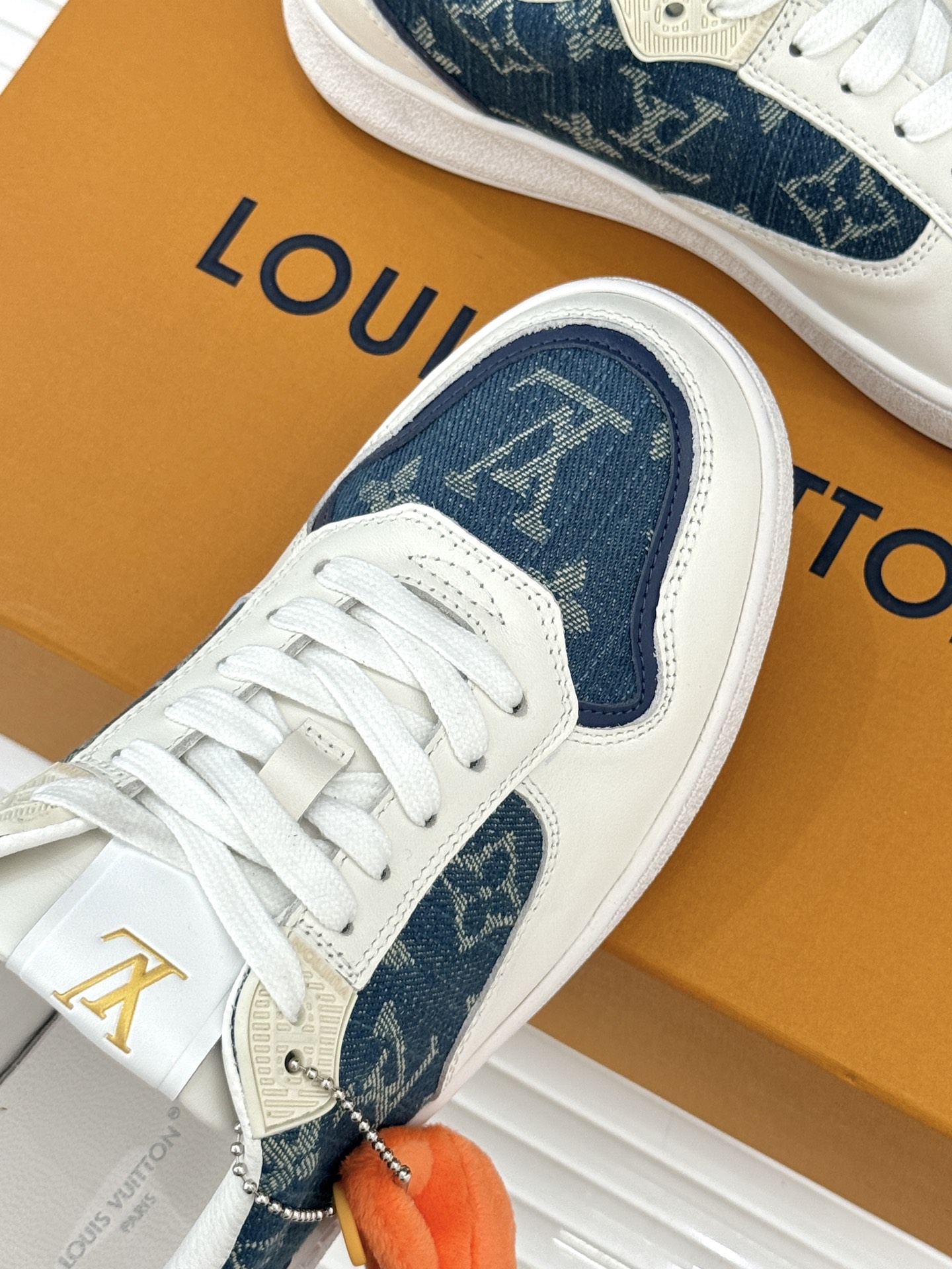 L*V驴家26WF早春新品老花情侣款休闲小白鞋板鞋结合“居家奢华”与“松弛自由”的核心理念它将聚焦老花暗