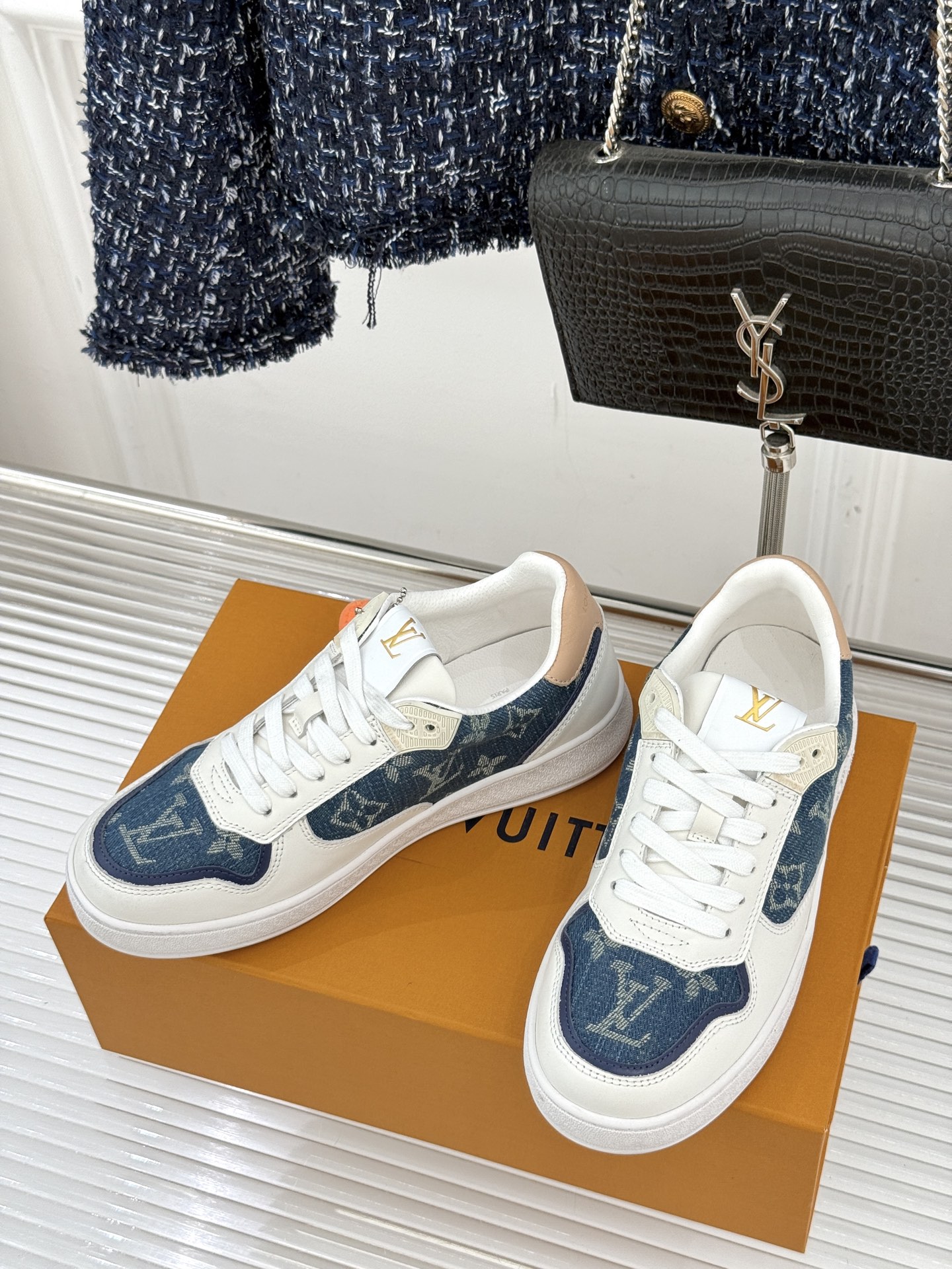 L*V驴家26WF早春新品老花情侣款休闲小白鞋板鞋结合“居家奢华”与“松弛自由”的核心理念它将聚焦老花暗