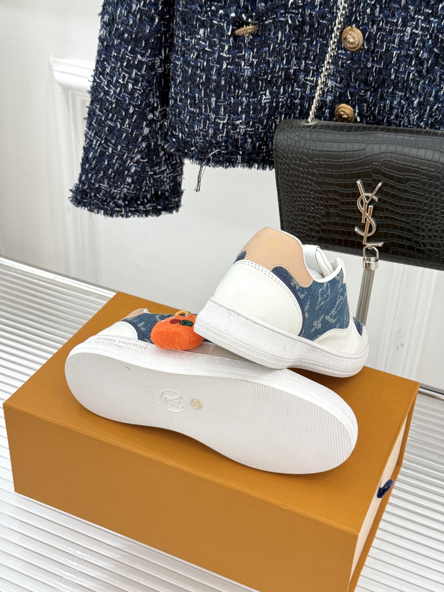 L*V驴家26WF早春新品老花情侣款休闲小白鞋板鞋结合“居家奢华”与“松弛自由”的核心理念它将聚焦老花暗