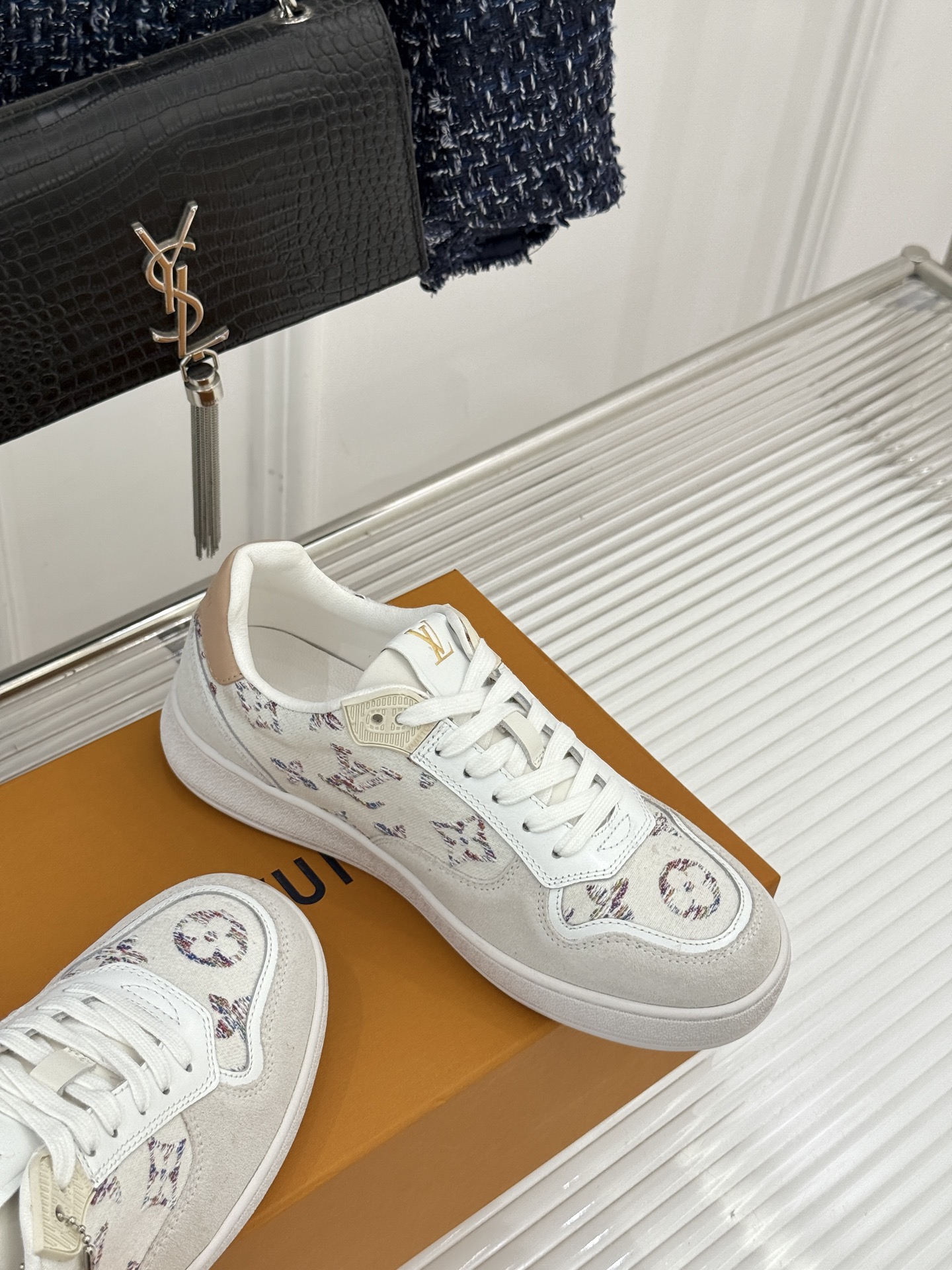 L*V驴家26WF早春新品老花情侣款休闲小白鞋板鞋结合“居家奢华”与“松弛自由”的核心理念它将聚焦老花暗