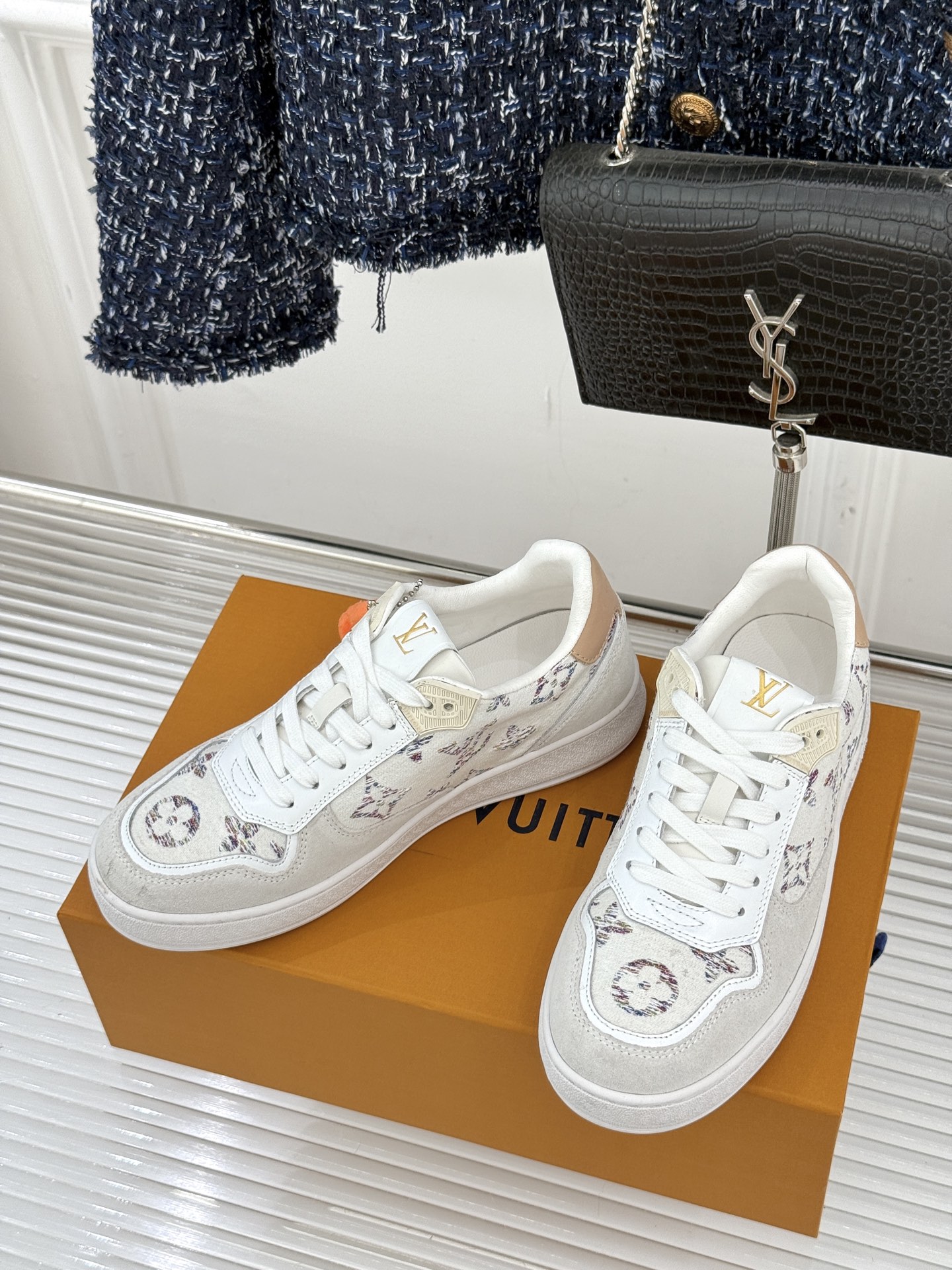 L*V驴家26WF早春新品老花情侣款休闲小白鞋板鞋结合“居家奢华”与“松弛自由”的核心理念它将聚焦老花暗