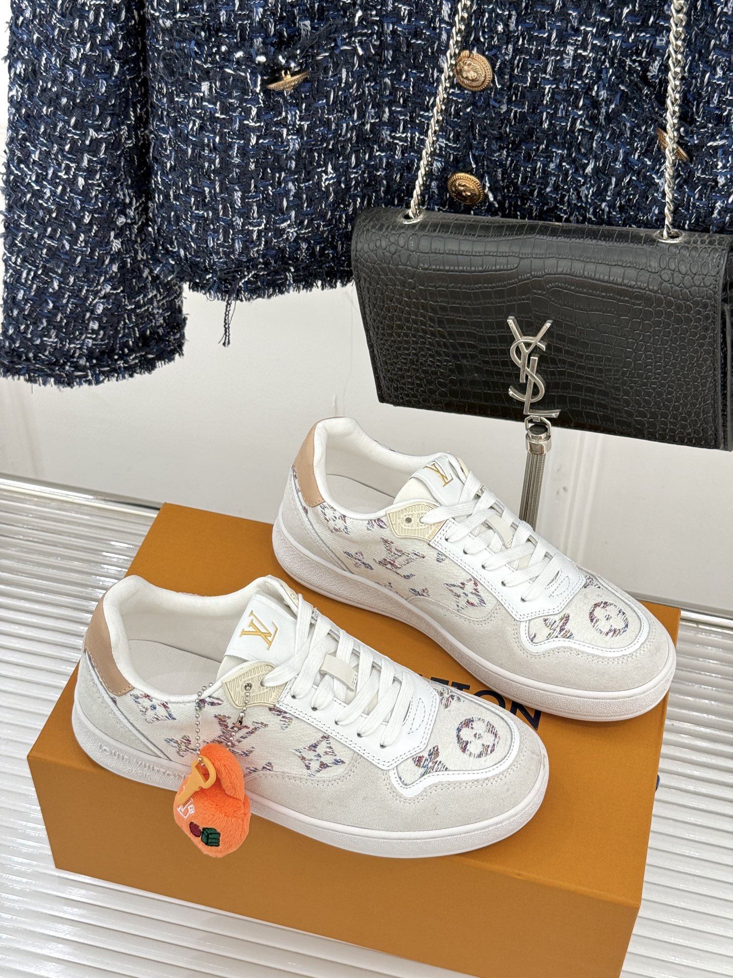 L*V驴家26WF早春新品老花情侣款休闲小白鞋板鞋结合“居家奢华”与“松弛自由”的核心理念它将聚焦老花暗