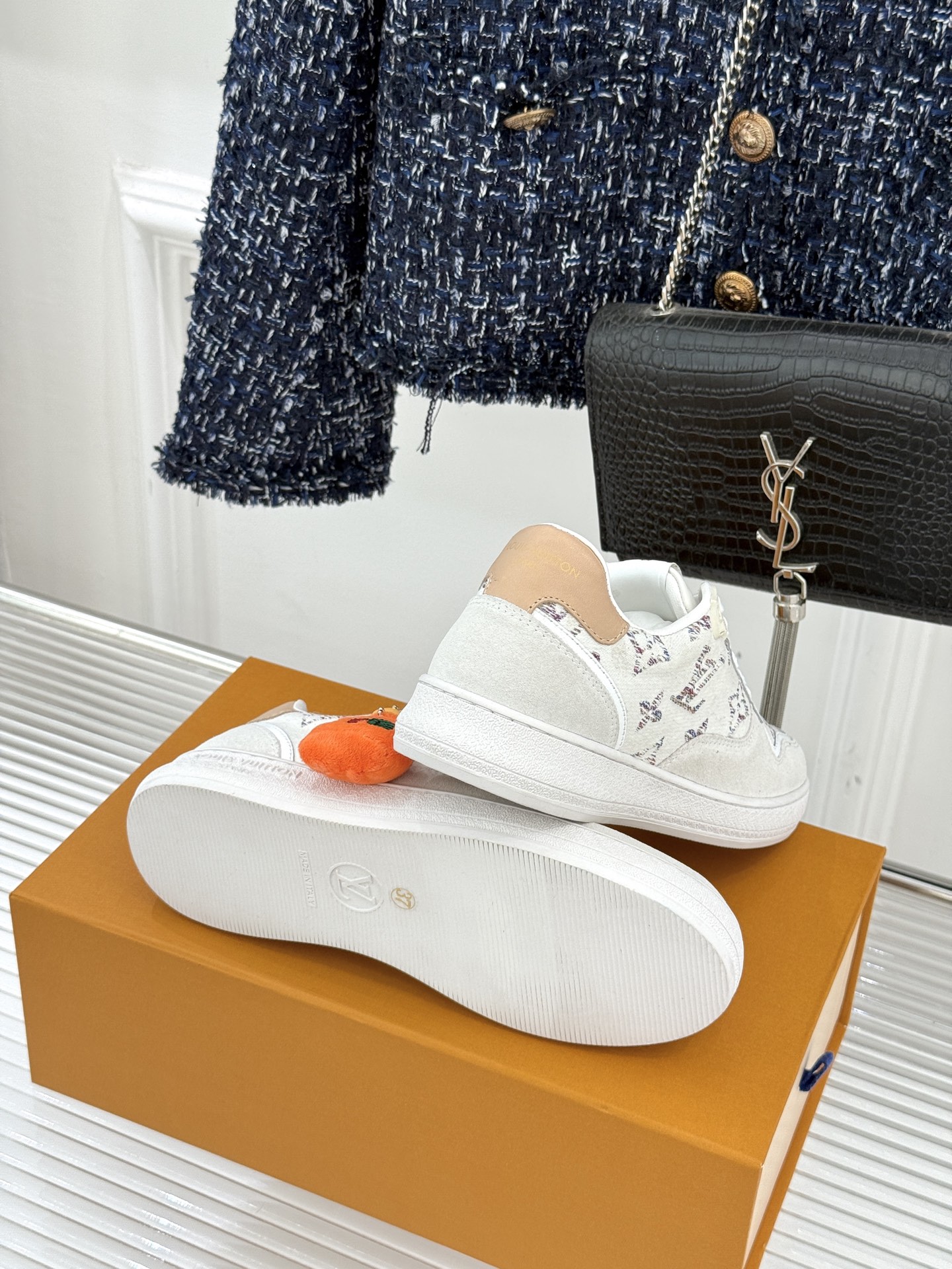 L*V驴家26WF早春新品老花情侣款休闲小白鞋板鞋结合“居家奢华”与“松弛自由”的核心理念它将聚焦老花暗