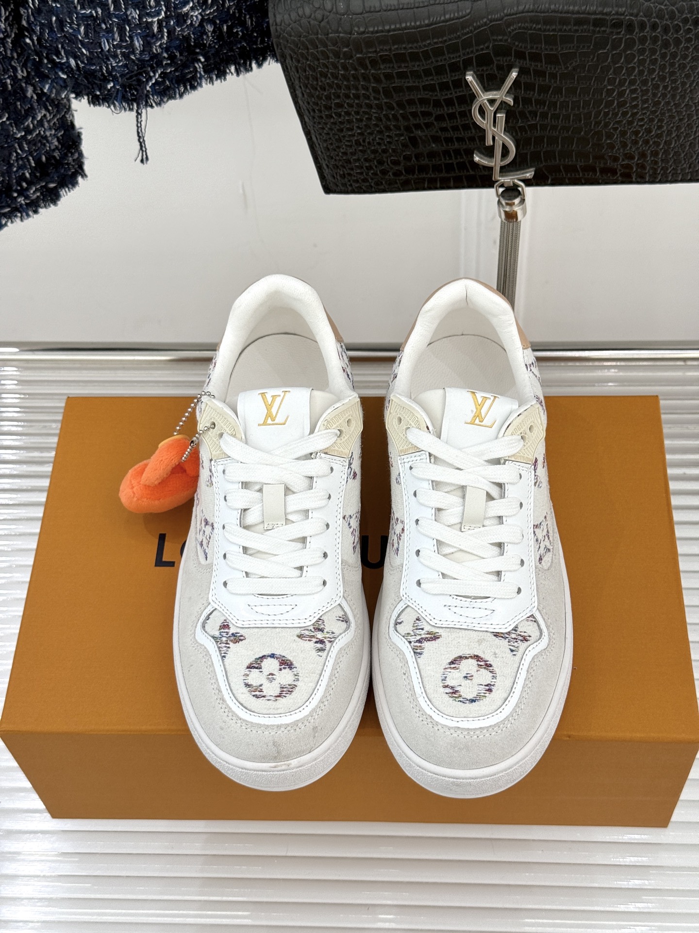 L*V驴家26WF早春新品老花情侣款休闲小白鞋板鞋结合“居家奢华”与“松弛自由”的核心理念它将聚焦老花暗