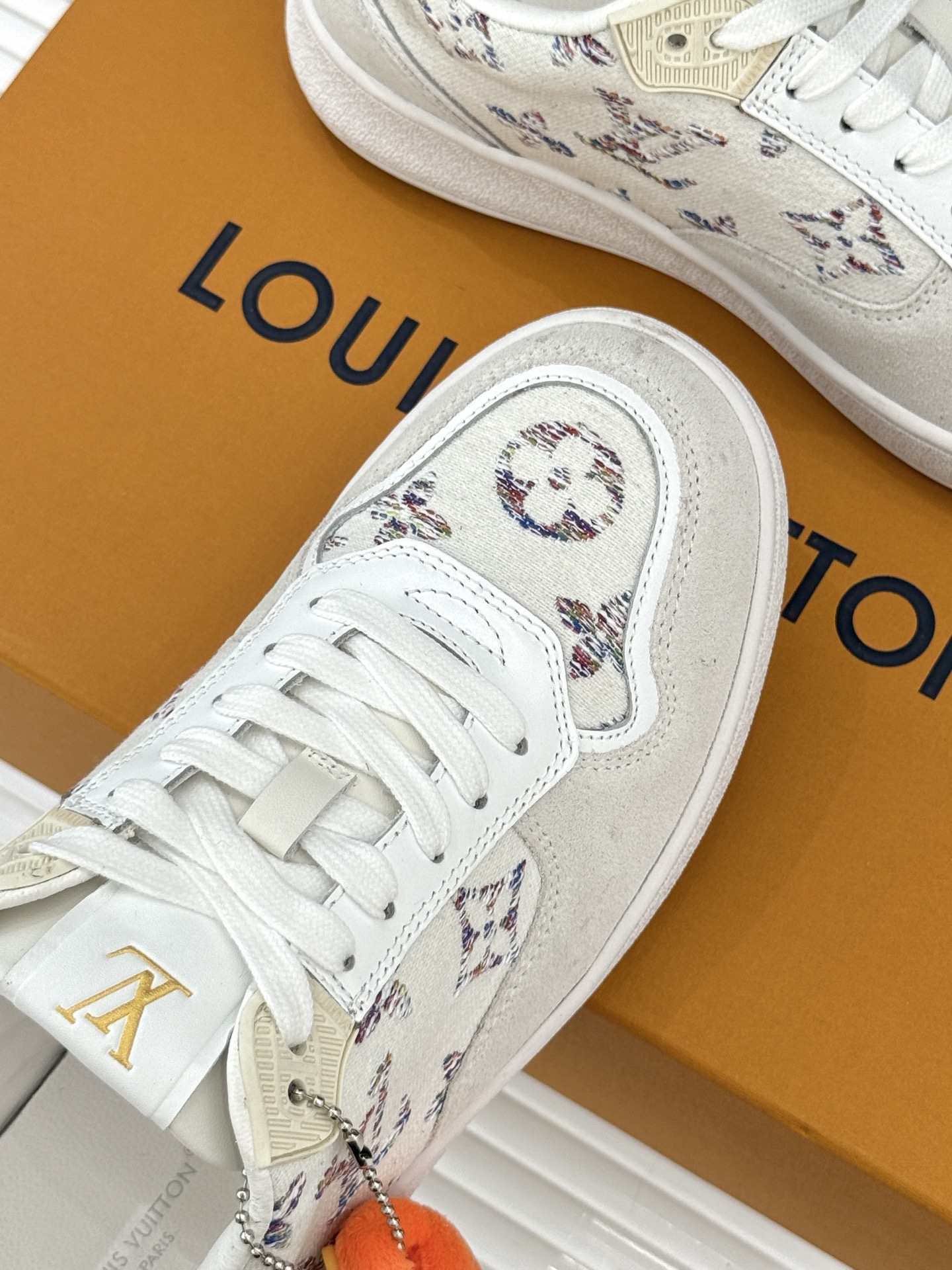 L*V驴家26WF早春新品老花情侣款休闲小白鞋板鞋结合“居家奢华”与“松弛自由”的核心理念它将聚焦老花暗