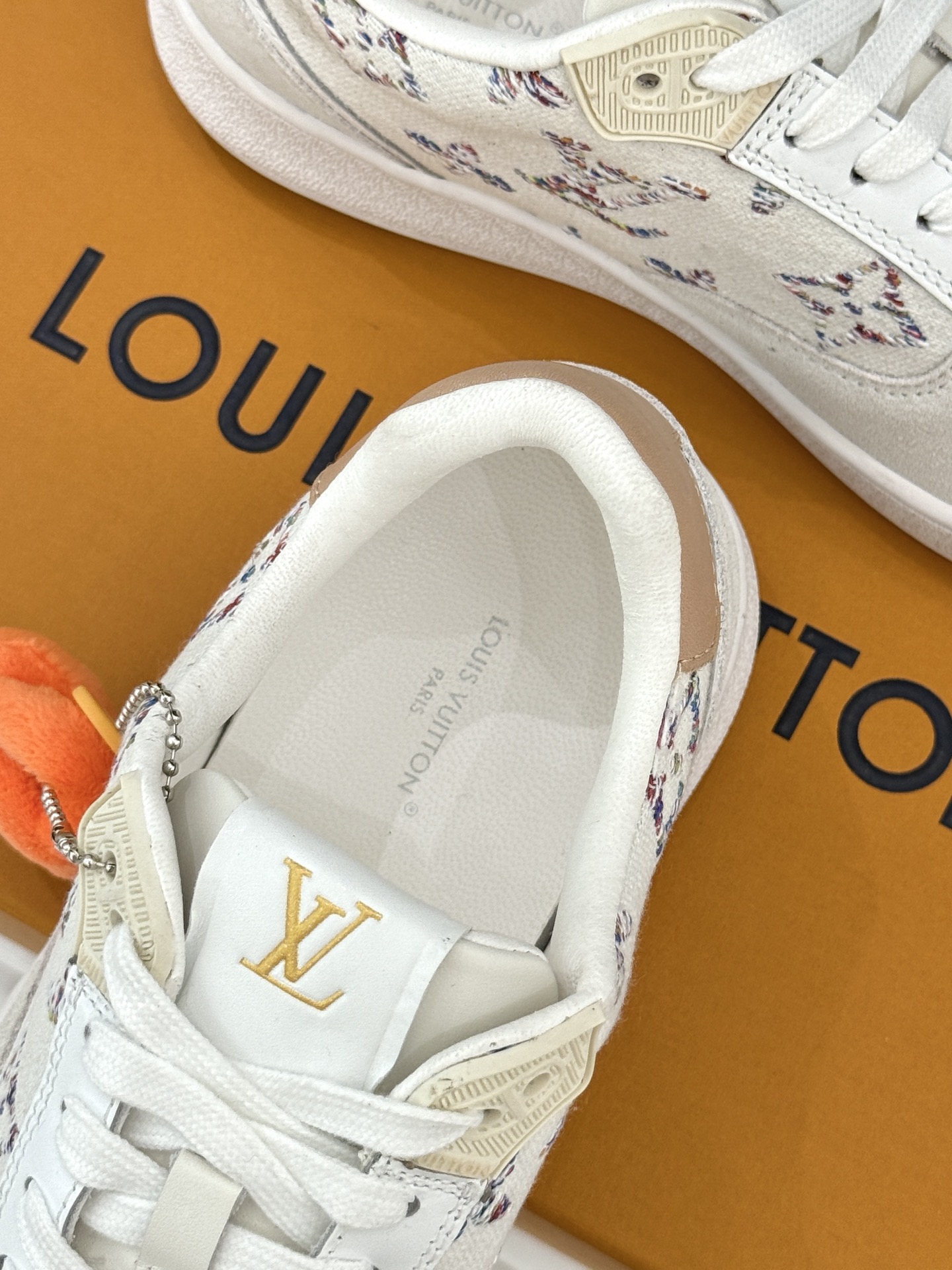 L*V驴家26WF早春新品老花情侣款休闲小白鞋板鞋结合“居家奢华”与“松弛自由”的核心理念它将聚焦老花暗