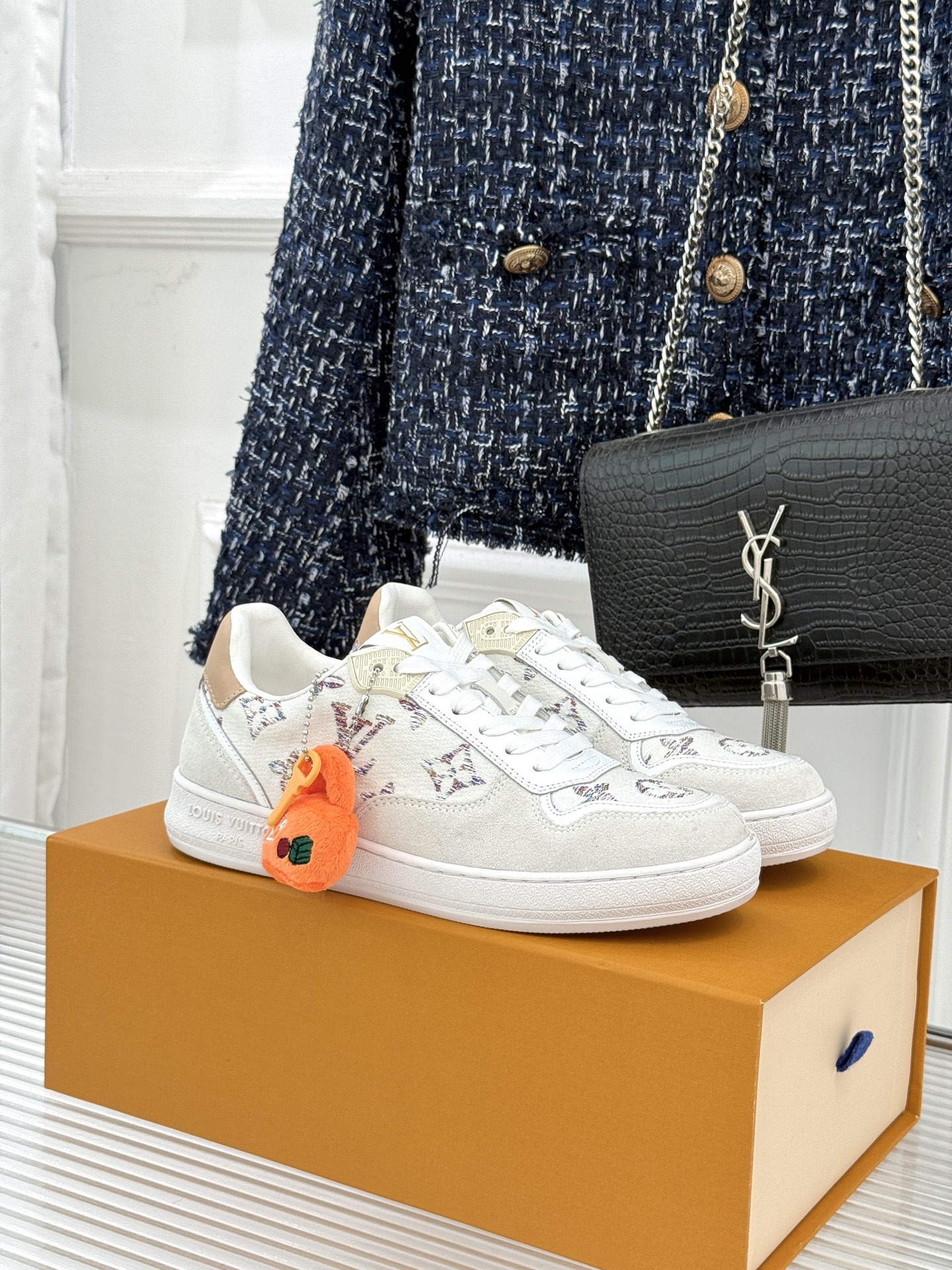 L*V驴家26WF早春新品老花情侣款休闲小白鞋板鞋结合“居家奢华”与“松弛自由”的核心理念它将聚焦老花暗