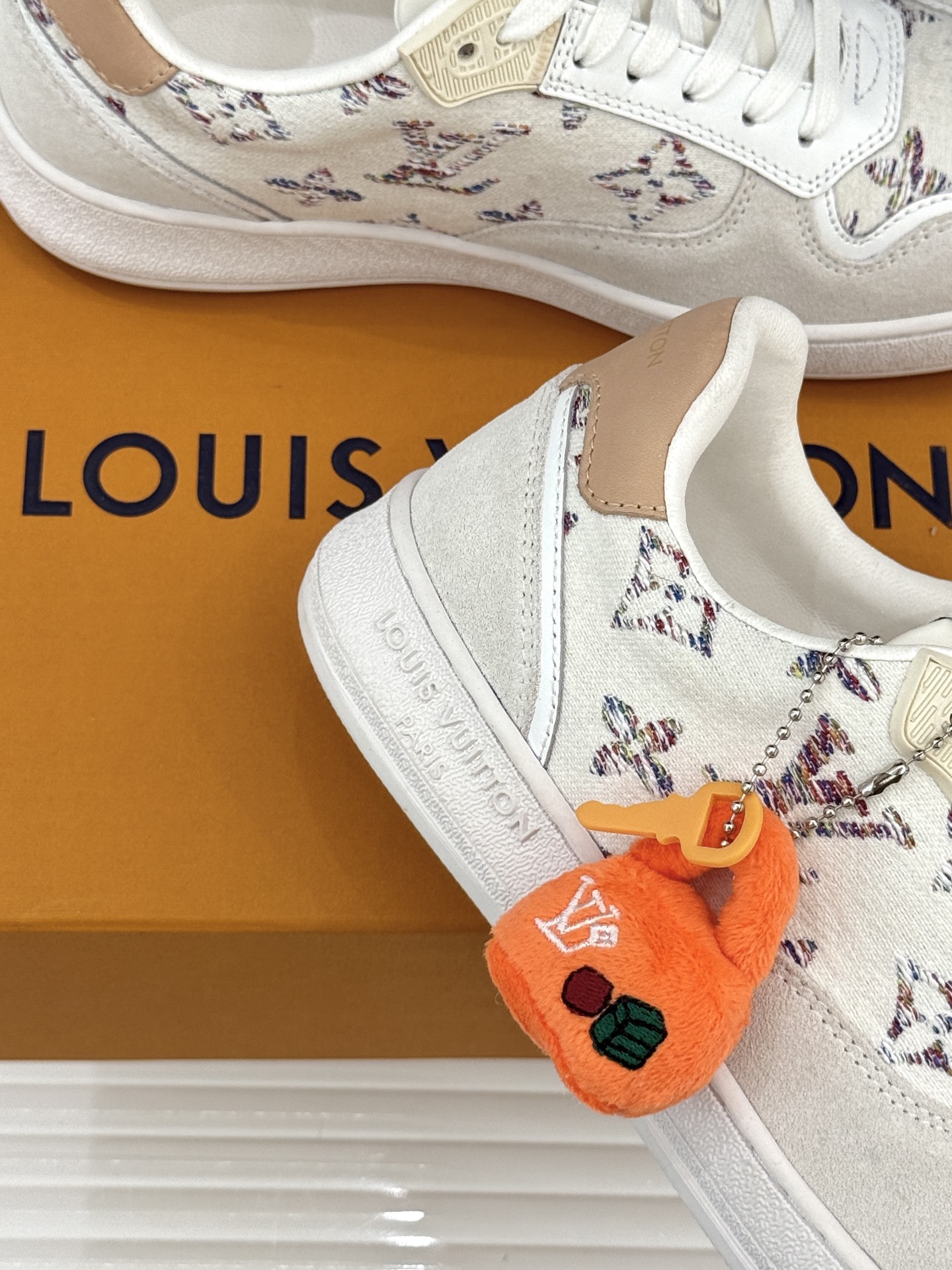 L*V驴家26WF早春新品老花情侣款休闲小白鞋板鞋结合“居家奢华”与“松弛自由”的核心理念它将聚焦老花暗