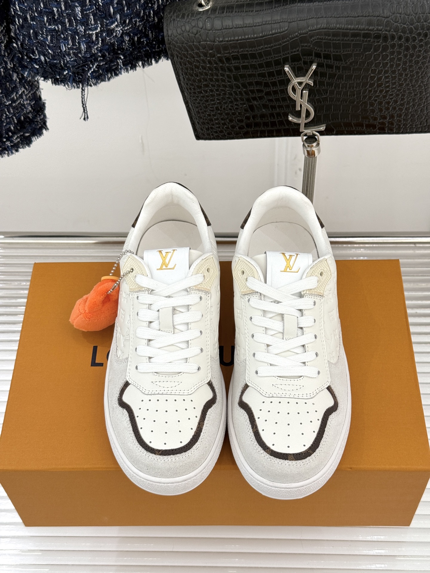 L*V驴家26WF早春新品老花情侣款休闲小白鞋板鞋结合“居家奢华”与“松弛自由”的核心理念它将聚焦老花暗