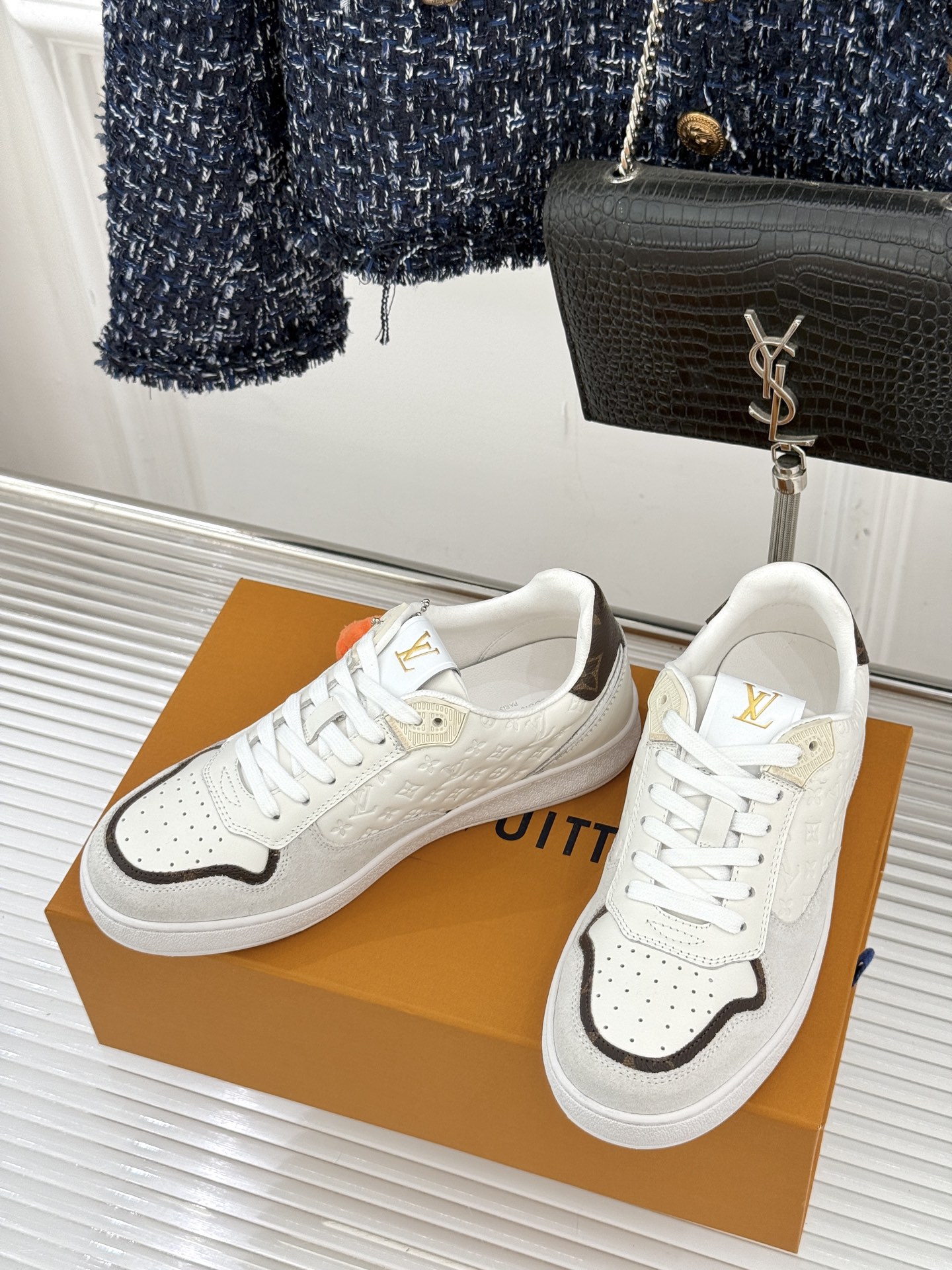 L*V驴家26WF早春新品老花情侣款休闲小白鞋板鞋结合“居家奢华”与“松弛自由”的核心理念它将聚焦老花暗