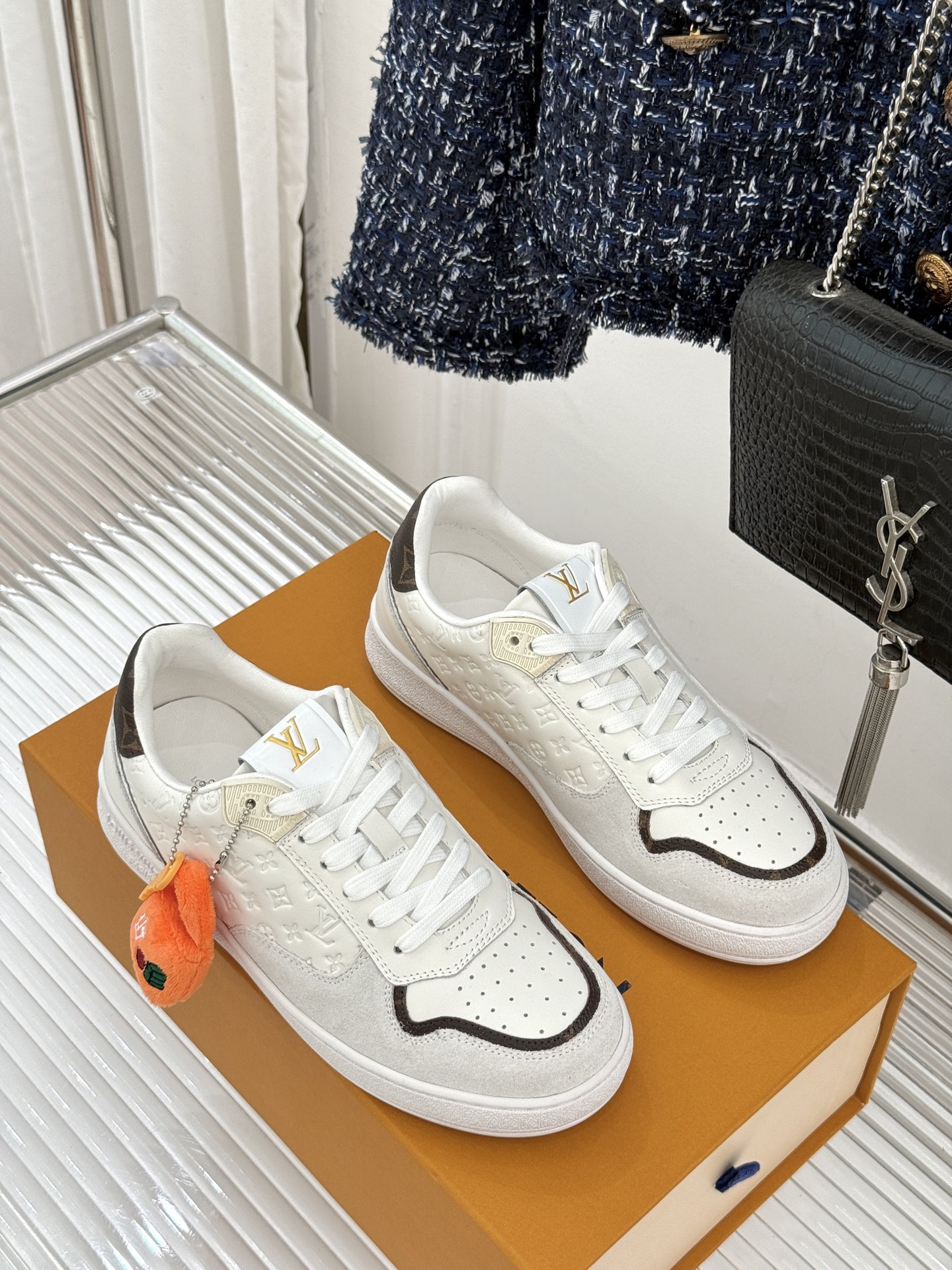 L*V驴家26WF早春新品老花情侣款休闲小白鞋板鞋结合“居家奢华”与“松弛自由”的核心理念它将聚焦老花暗