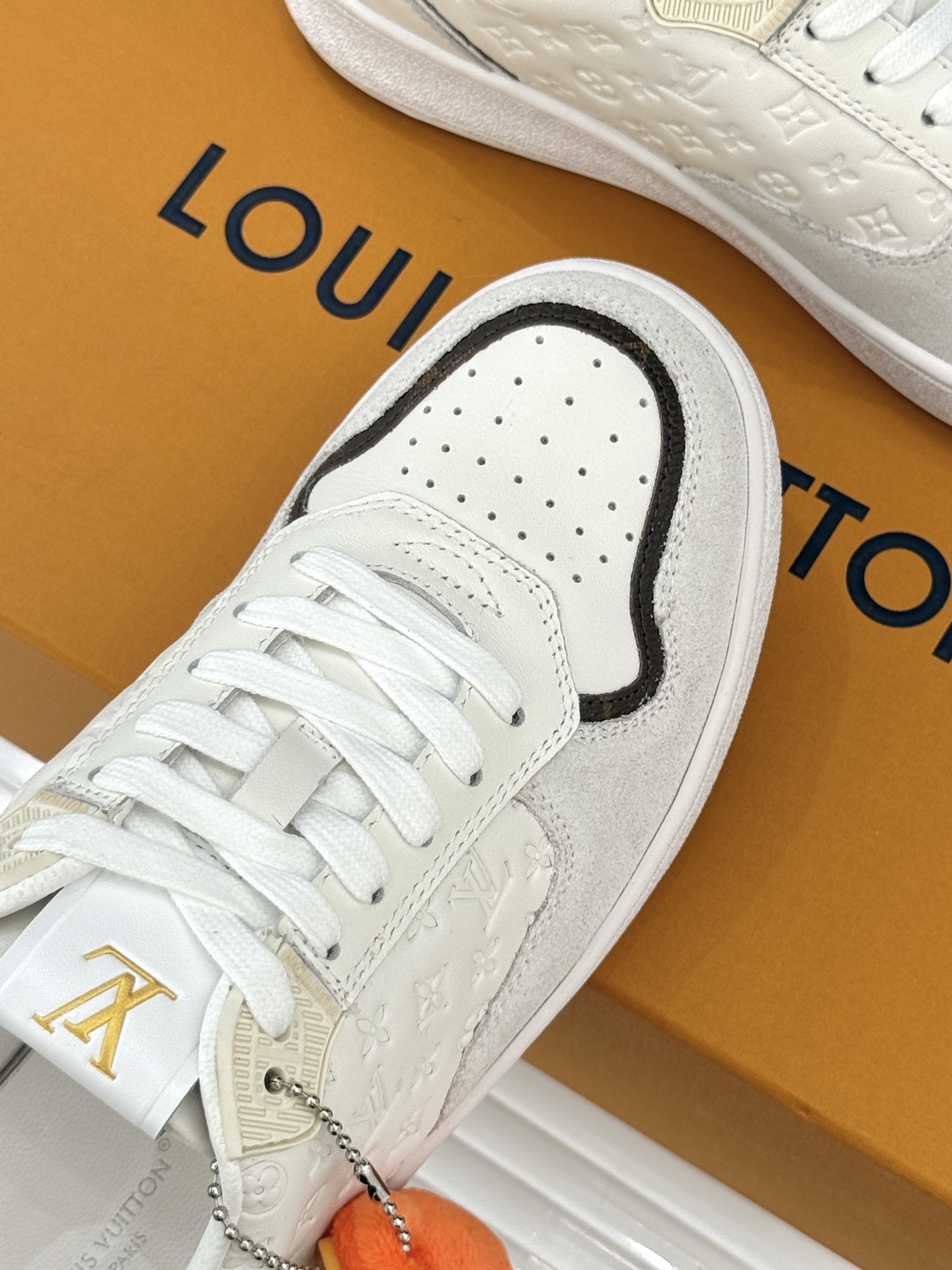 L*V驴家26WF早春新品老花情侣款休闲小白鞋板鞋结合“居家奢华”与“松弛自由”的核心理念它将聚焦老花暗