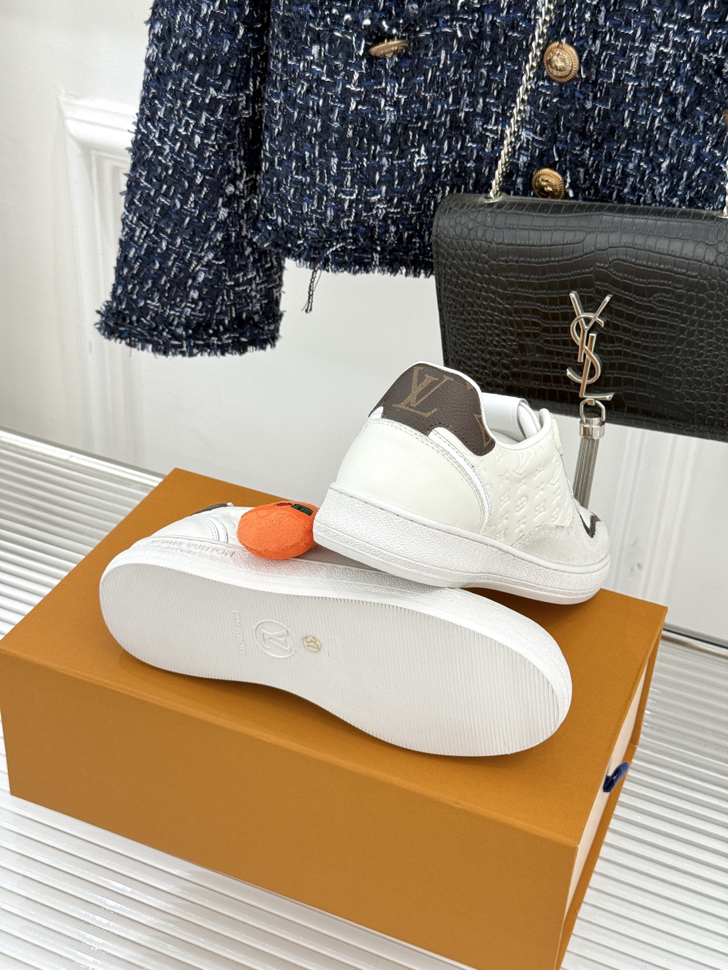 L*V驴家26WF早春新品老花情侣款休闲小白鞋板鞋结合“居家奢华”与“松弛自由”的核心理念它将聚焦老花暗