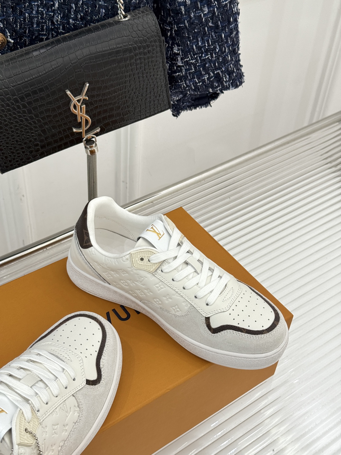 L*V驴家26WF早春新品老花情侣款休闲小白鞋板鞋结合“居家奢华”与“松弛自由”的核心理念它将聚焦老花暗