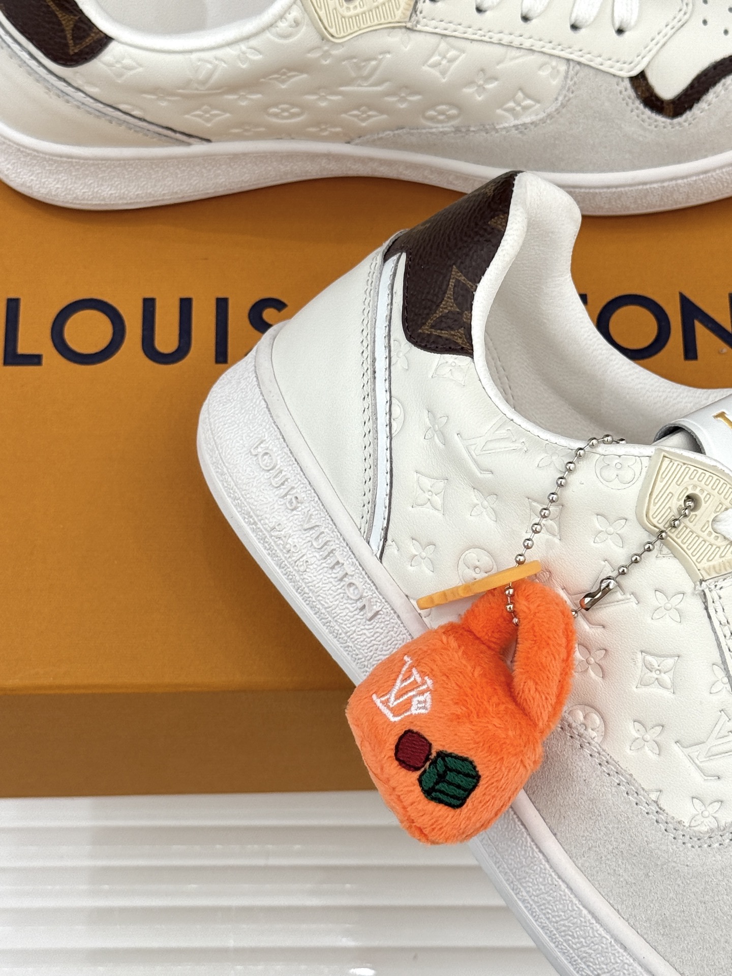 L*V驴家26WF早春新品老花情侣款休闲小白鞋板鞋结合“居家奢华”与“松弛自由”的核心理念它将聚焦老花暗