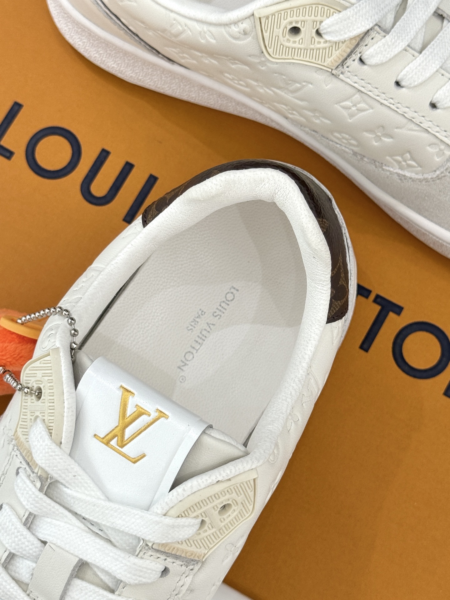 L*V驴家26WF早春新品老花情侣款休闲小白鞋板鞋结合“居家奢华”与“松弛自由”的核心理念它将聚焦老花暗