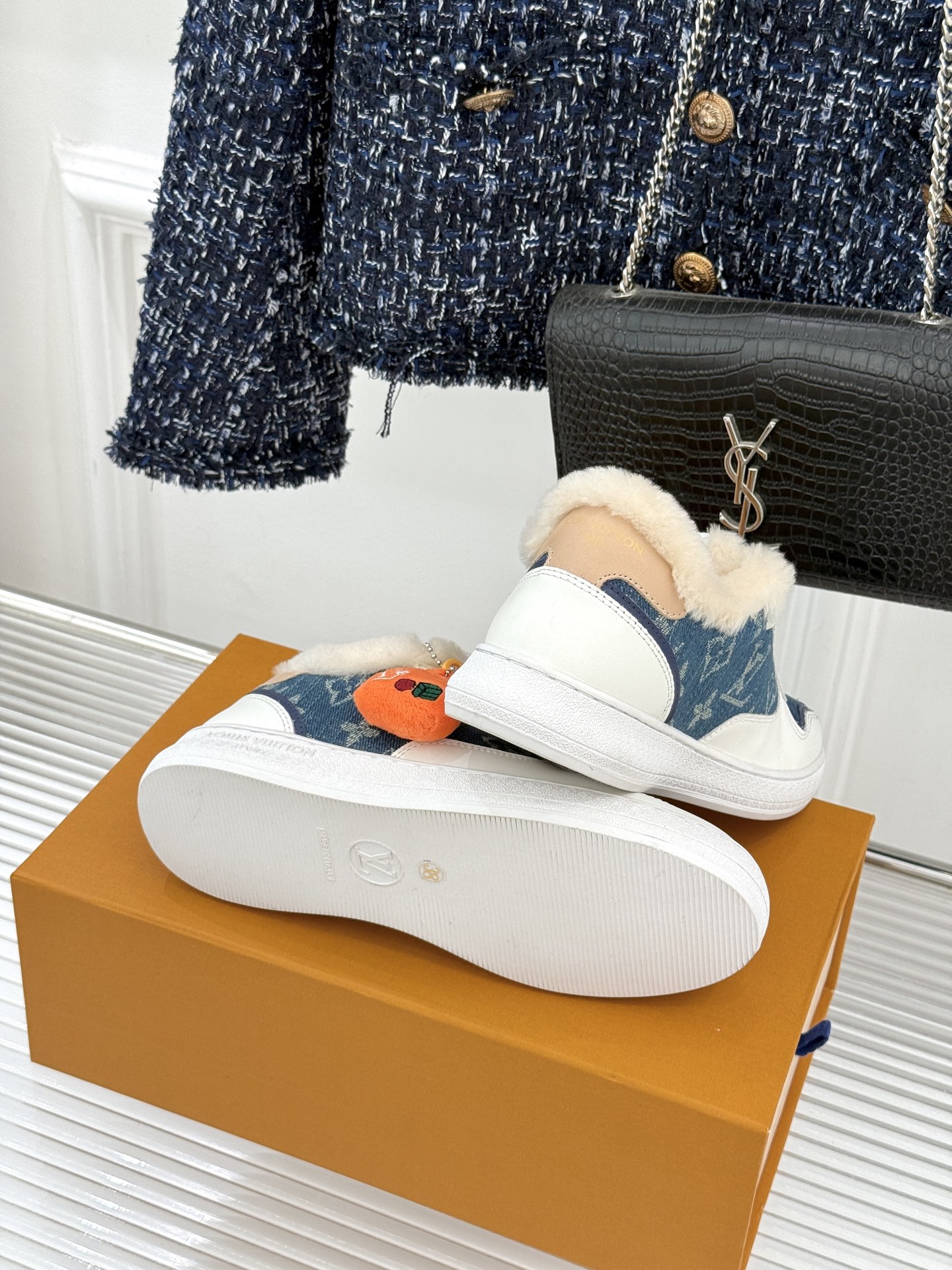 L*V驴家26WF早春新品老花情侣款休闲小白鞋板鞋结合“居家奢华”与“松弛自由”的核心理念它将聚焦老花暗