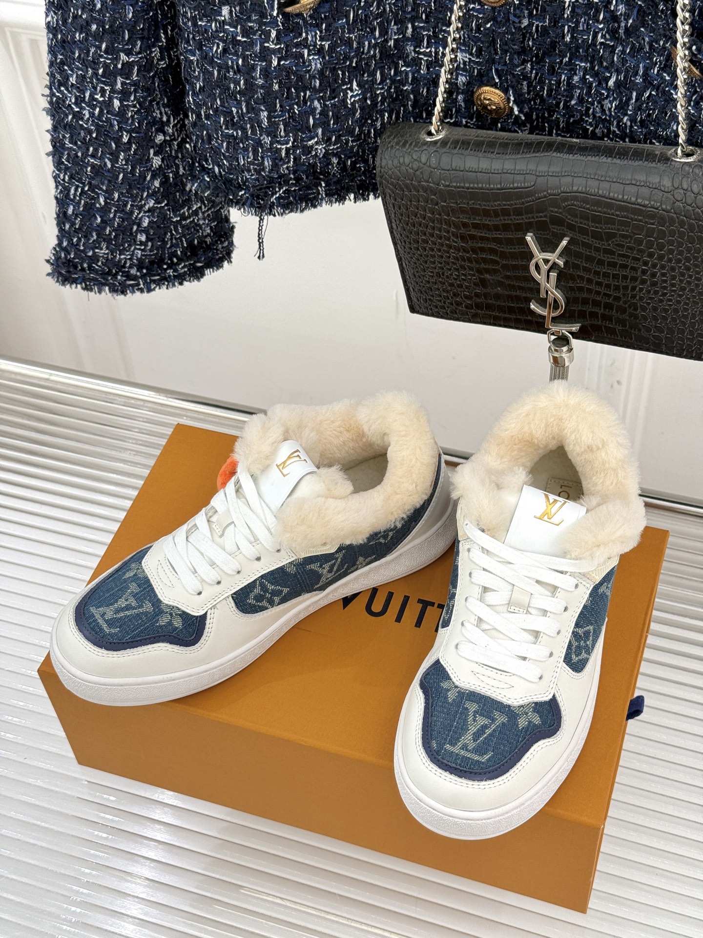 L*V驴家26WF早春新品老花情侣款休闲小白鞋板鞋结合“居家奢华”与“松弛自由”的核心理念它将聚焦老花暗