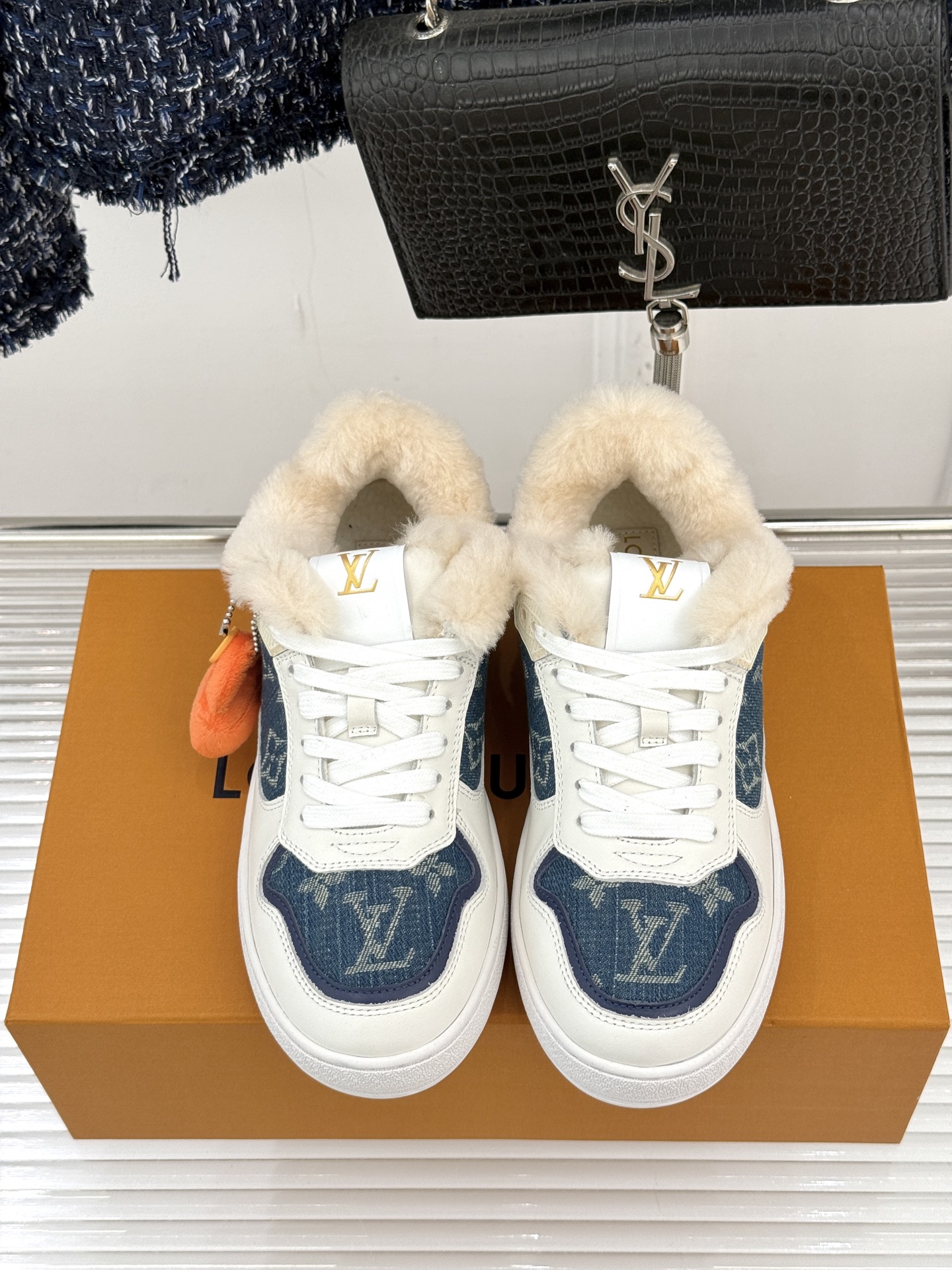 L*V驴家26WF早春新品老花情侣款休闲小白鞋板鞋结合“居家奢华”与“松弛自由”的核心理念它将聚焦老花暗