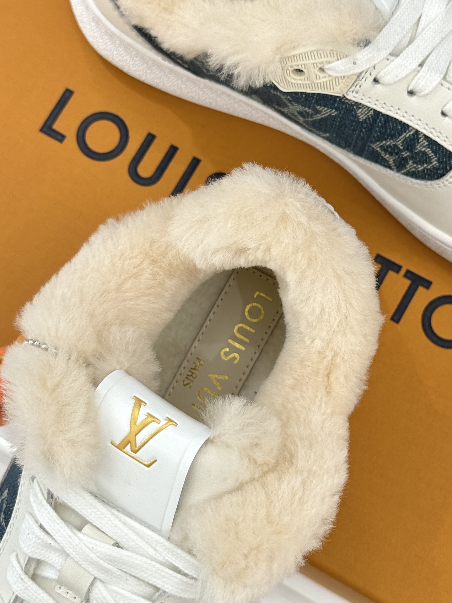 L*V驴家26WF早春新品老花情侣款休闲小白鞋板鞋结合“居家奢华”与“松弛自由”的核心理念它将聚焦老花暗