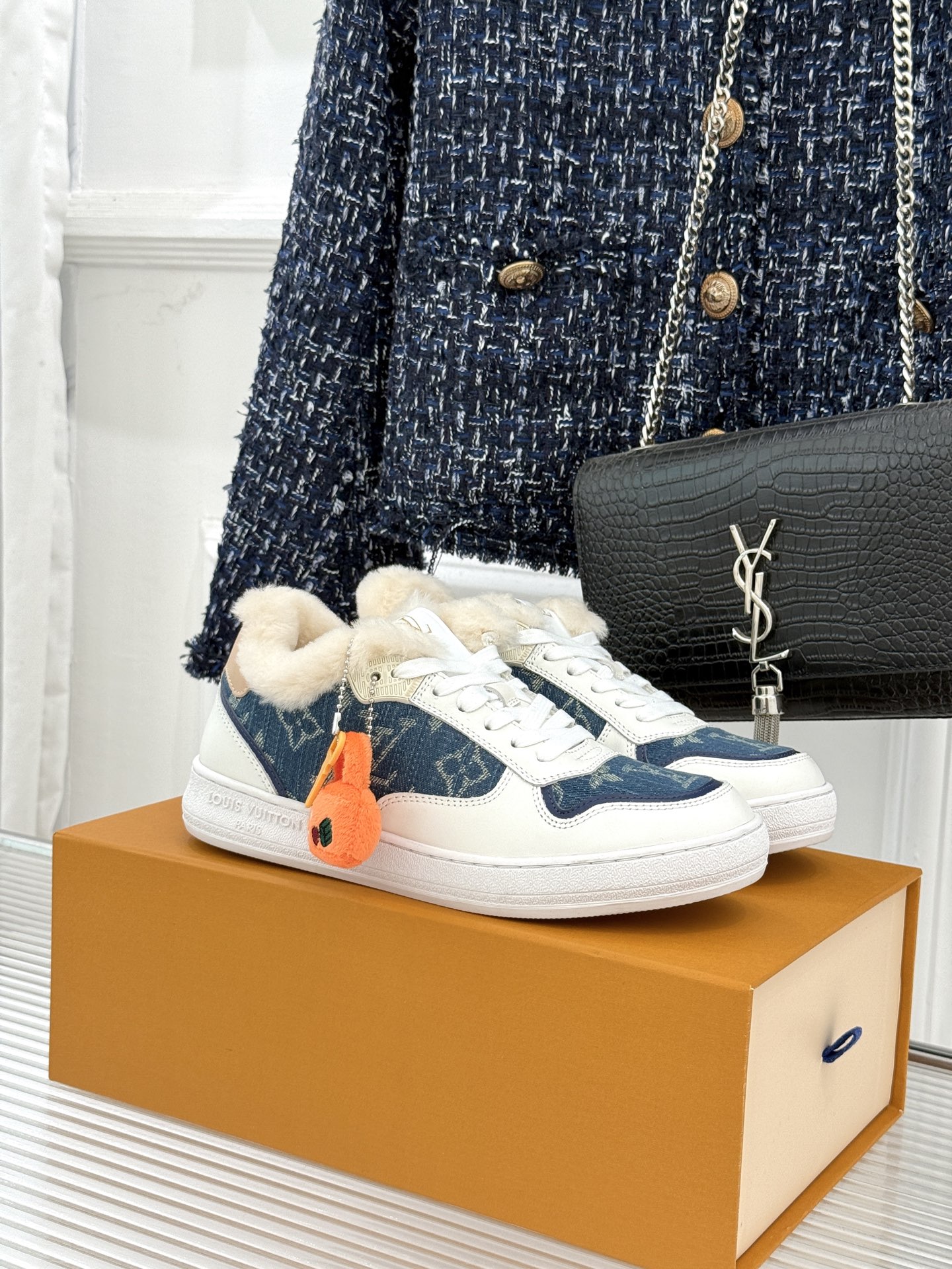 L*V驴家26WF早春新品老花情侣款休闲小白鞋板鞋结合“居家奢华”与“松弛自由”的核心理念它将聚焦老花暗