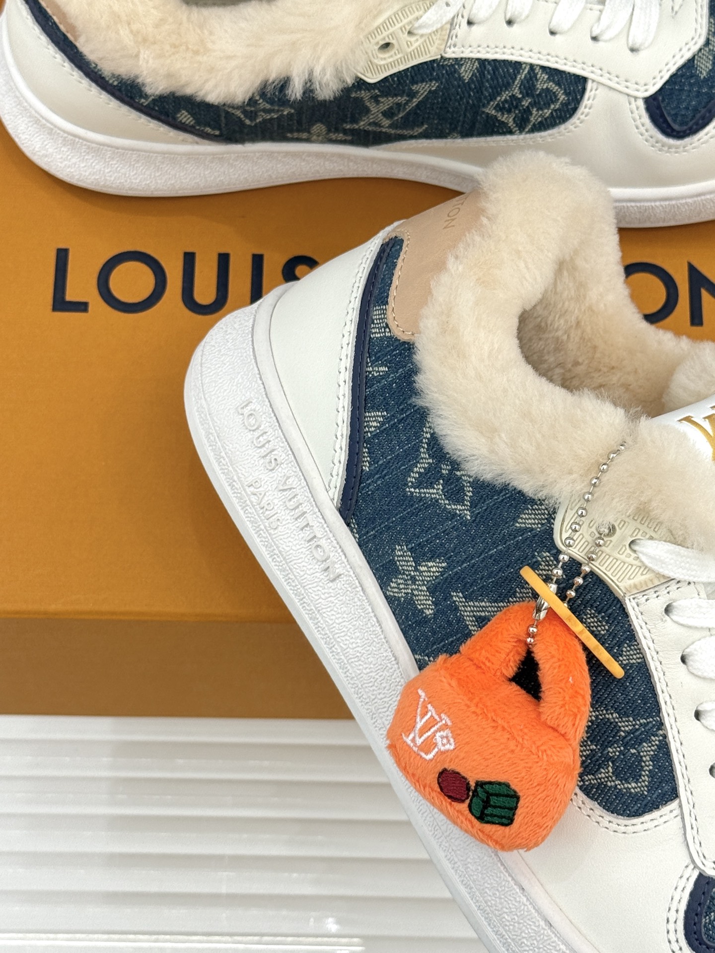 L*V驴家26WF早春新品老花情侣款休闲小白鞋板鞋结合“居家奢华”与“松弛自由”的核心理念它将聚焦老花暗