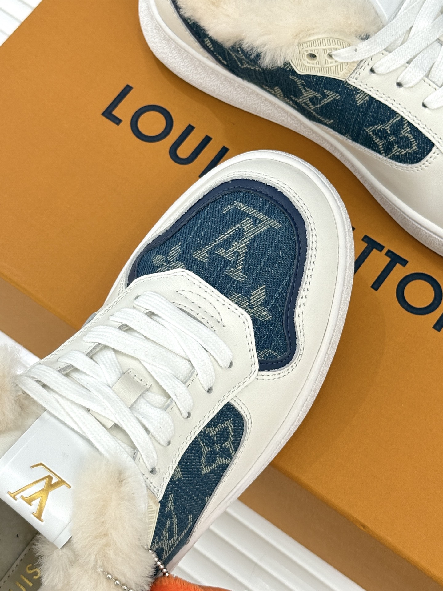 L*V驴家26WF早春新品老花情侣款休闲小白鞋板鞋结合“居家奢华”与“松弛自由”的核心理念它将聚焦老花暗