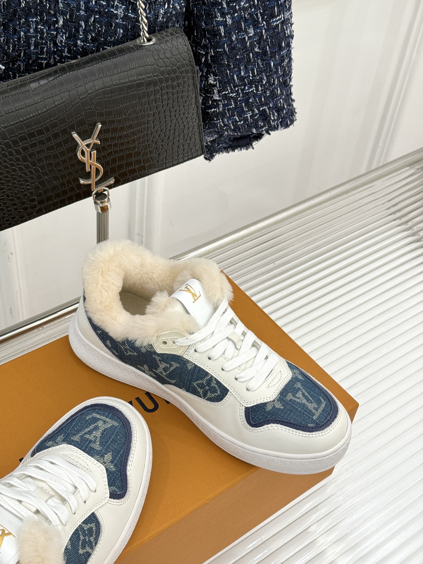 L*V驴家26WF早春新品老花情侣款休闲小白鞋板鞋结合“居家奢华”与“松弛自由”的核心理念它将聚焦老花暗