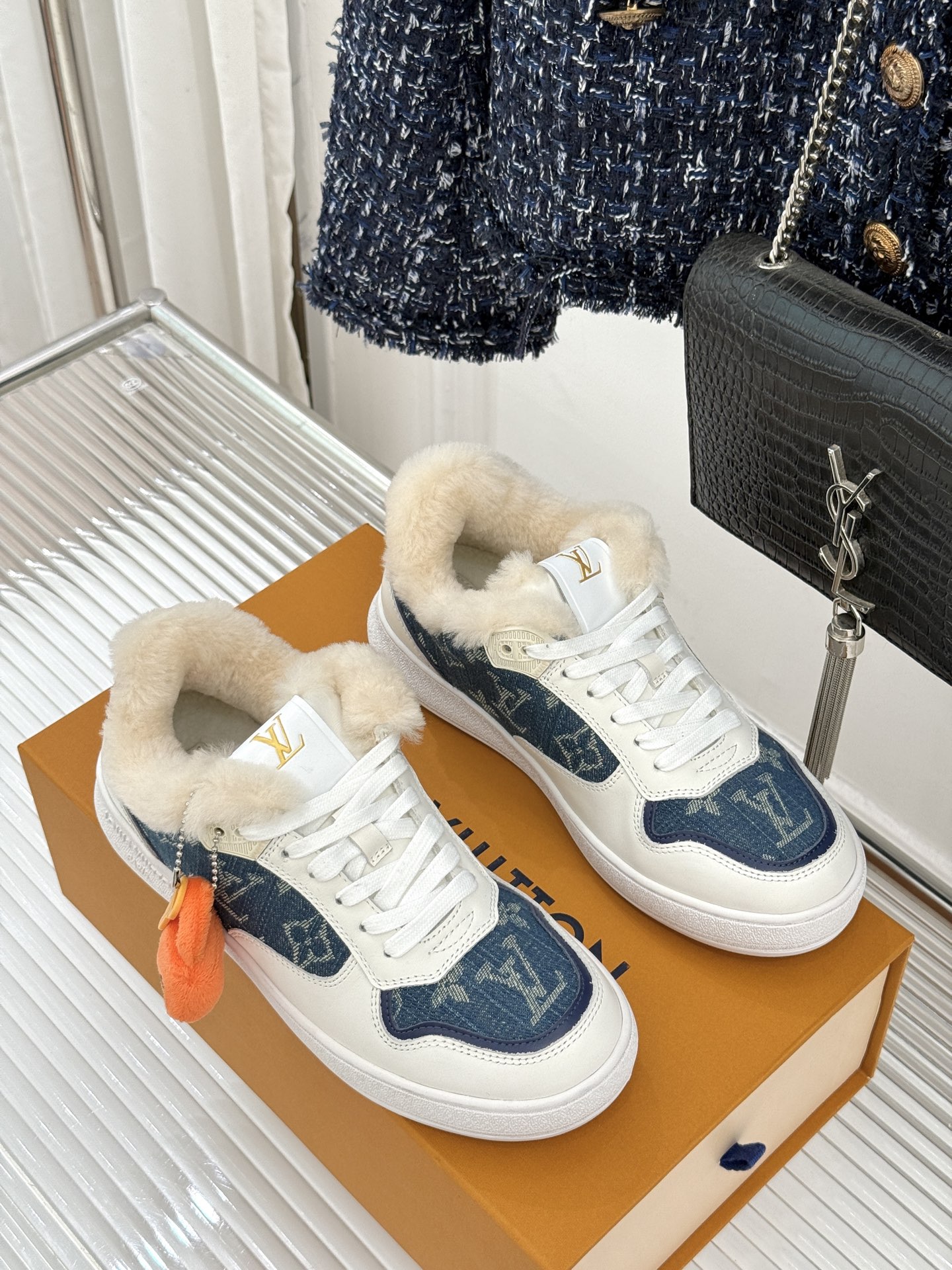 L*V驴家26WF早春新品老花情侣款休闲小白鞋板鞋结合“居家奢华”与“松弛自由”的核心理念它将聚焦老花暗