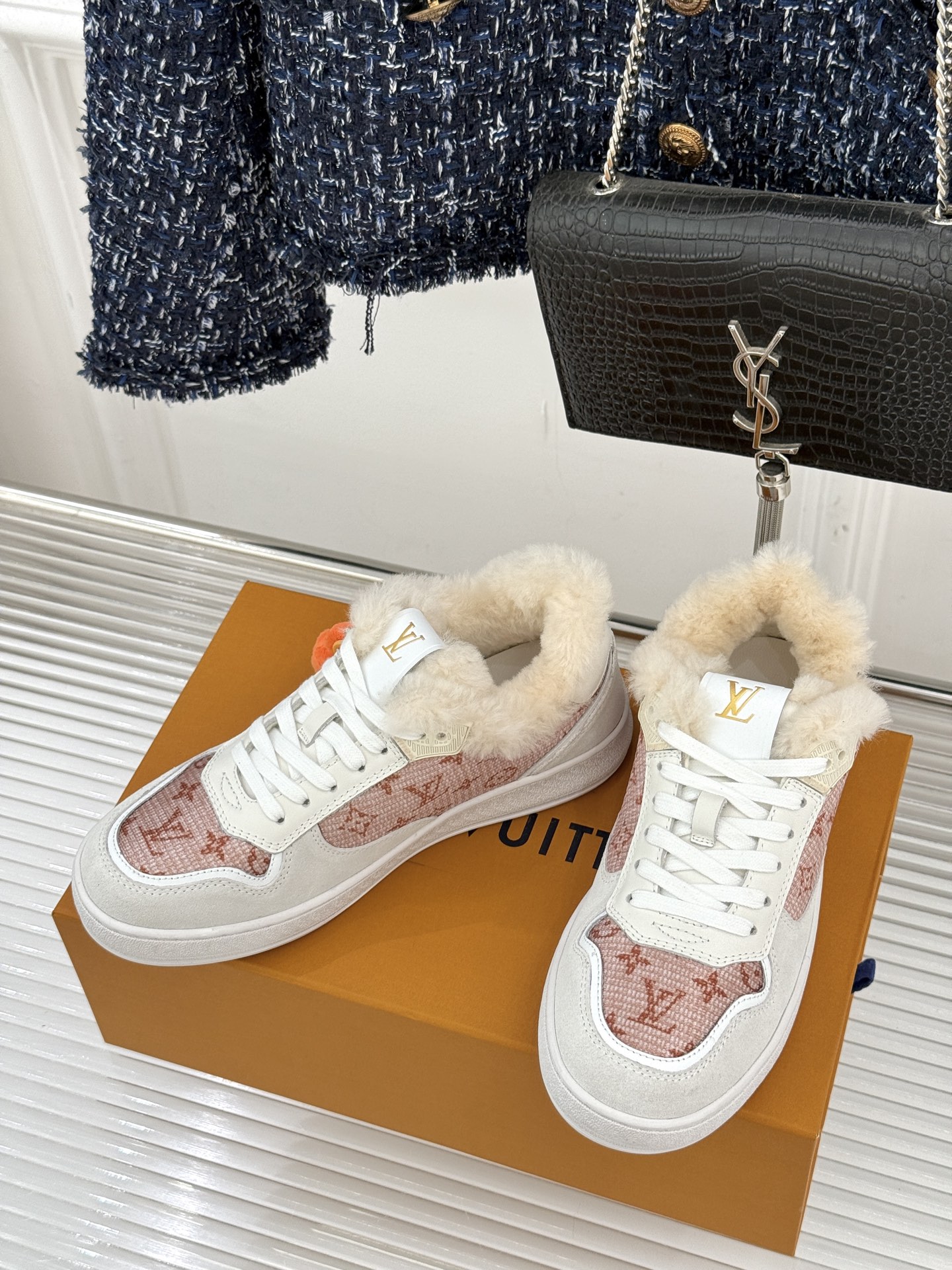 L*V驴家26WF早春新品老花情侣款休闲小白鞋板鞋结合“居家奢华”与“松弛自由”的核心理念它将聚焦老花暗