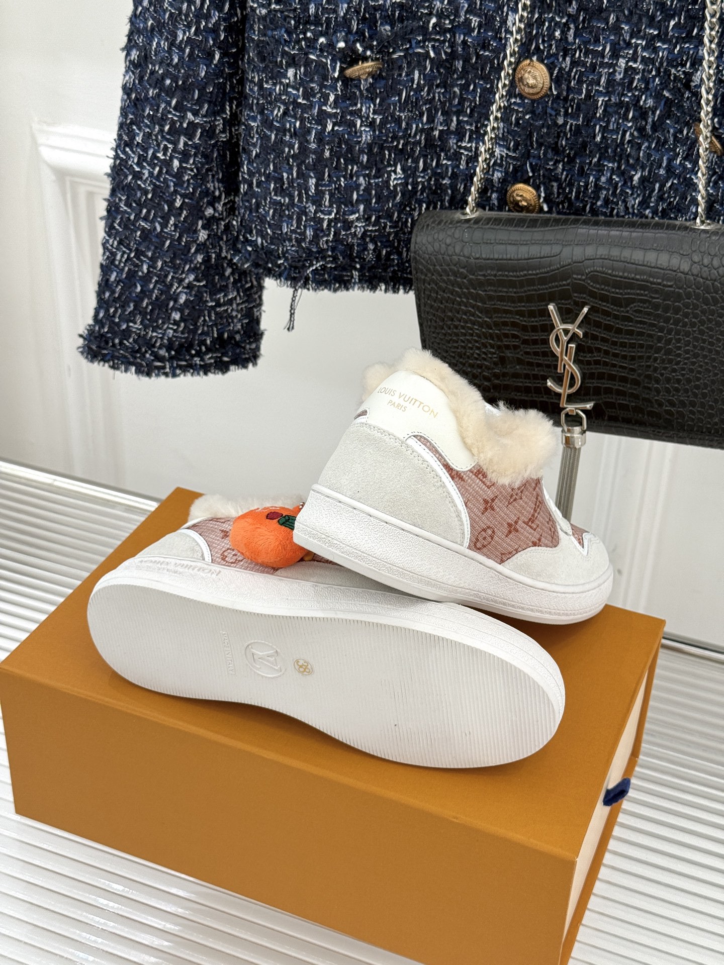 L*V驴家26WF早春新品老花情侣款休闲小白鞋板鞋结合“居家奢华”与“松弛自由”的核心理念它将聚焦老花暗