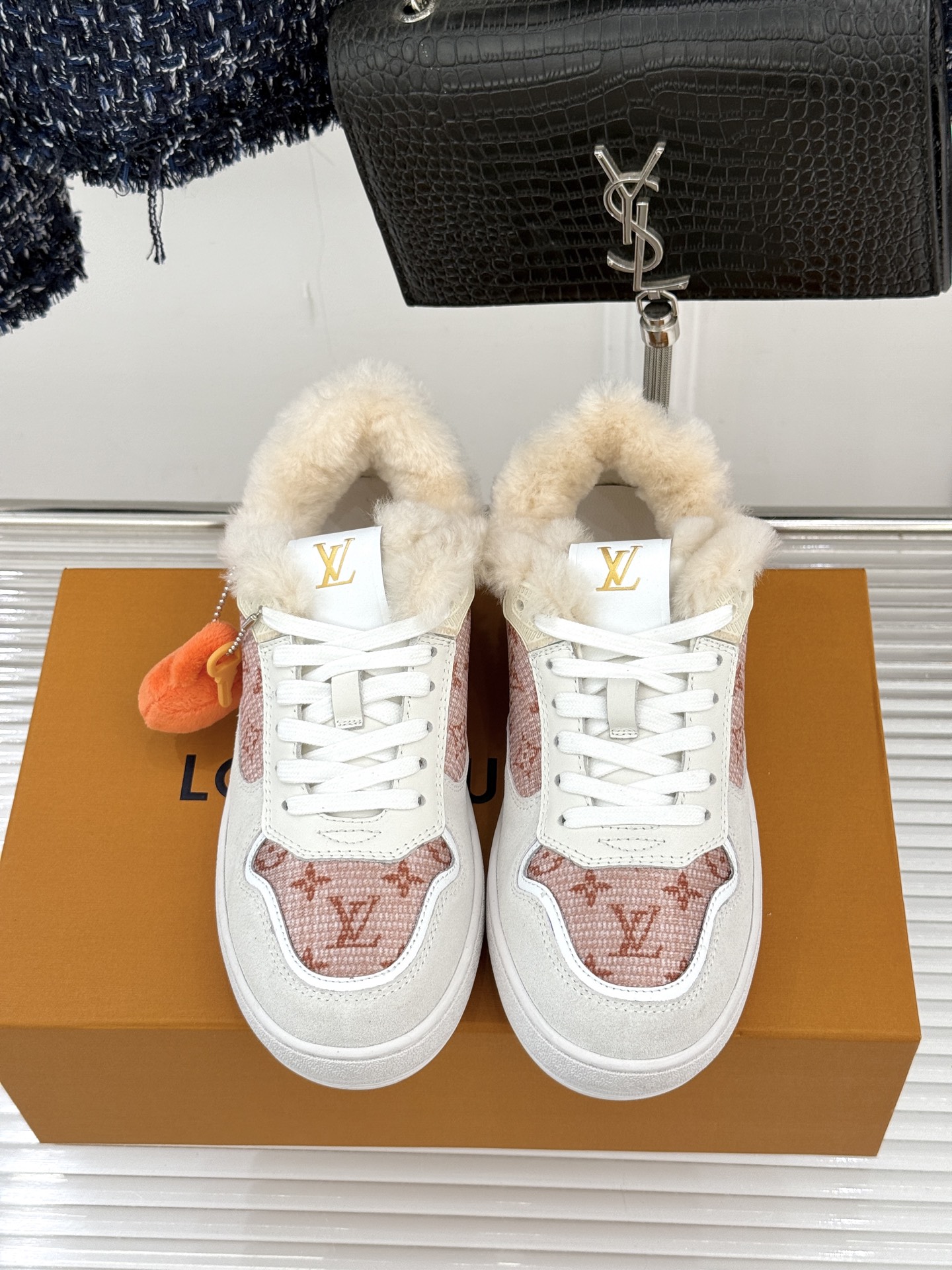 L*V驴家26WF早春新品老花情侣款休闲小白鞋板鞋结合“居家奢华”与“松弛自由”的核心理念它将聚焦老花暗