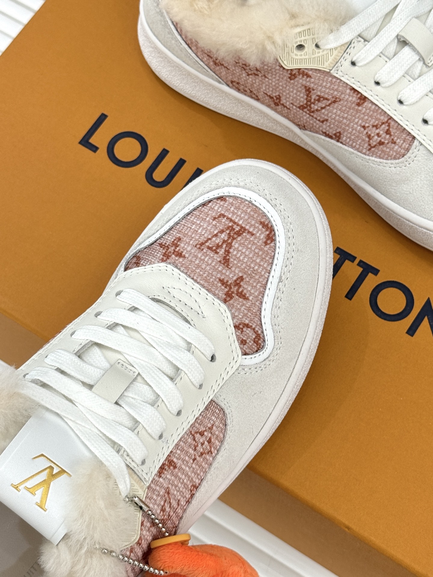 L*V驴家26WF早春新品老花情侣款休闲小白鞋板鞋结合“居家奢华”与“松弛自由”的核心理念它将聚焦老花暗