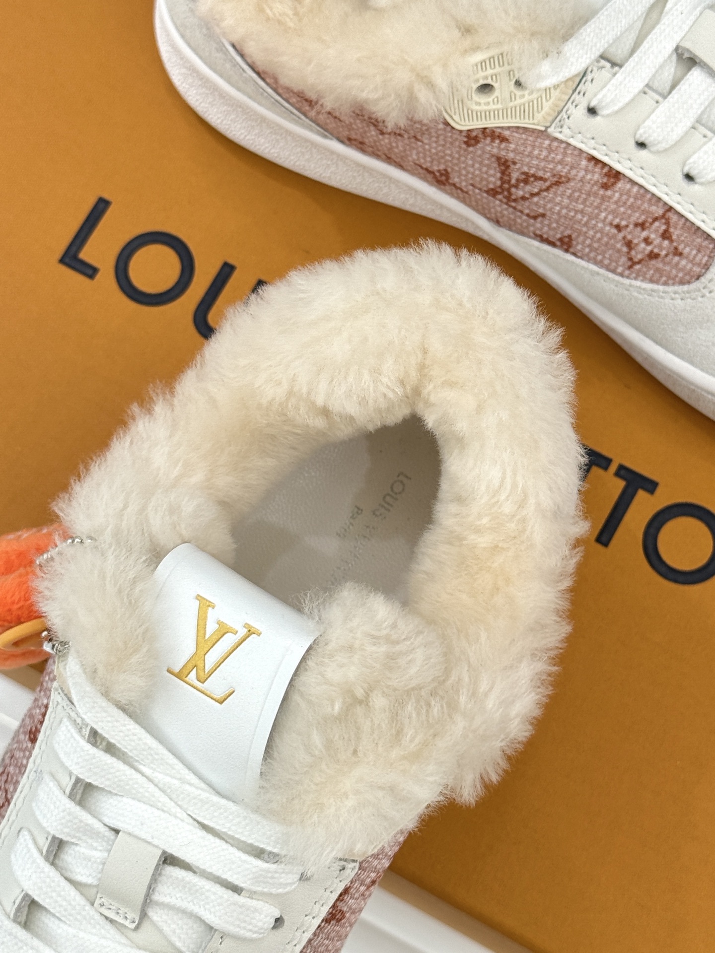 L*V驴家26WF早春新品老花情侣款休闲小白鞋板鞋结合“居家奢华”与“松弛自由”的核心理念它将聚焦老花暗