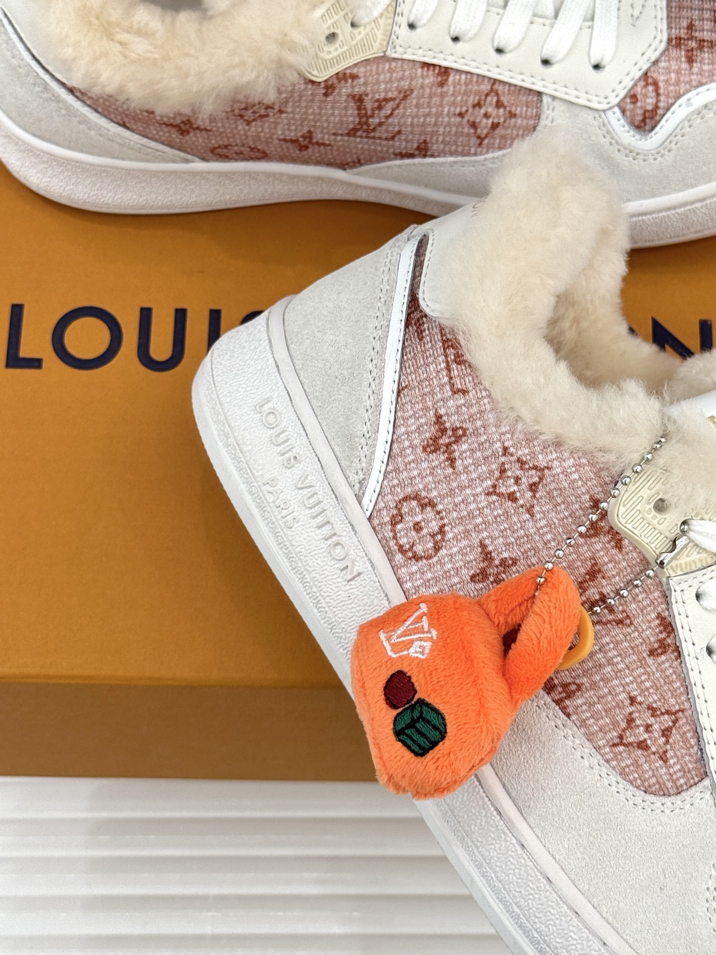 L*V驴家26WF早春新品老花情侣款休闲小白鞋板鞋结合“居家奢华”与“松弛自由”的核心理念它将聚焦老花暗