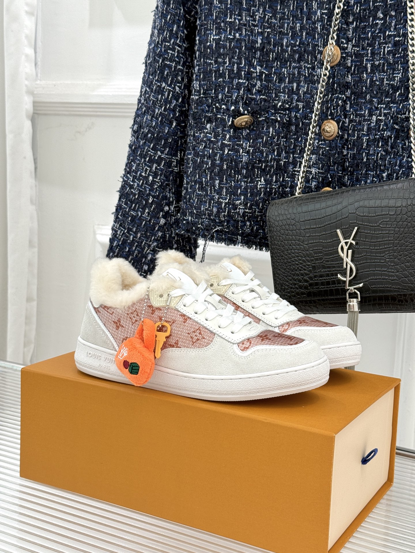 L*V驴家26WF早春新品老花情侣款休闲小白鞋板鞋结合“居家奢华”与“松弛自由”的核心理念它将聚焦老花暗