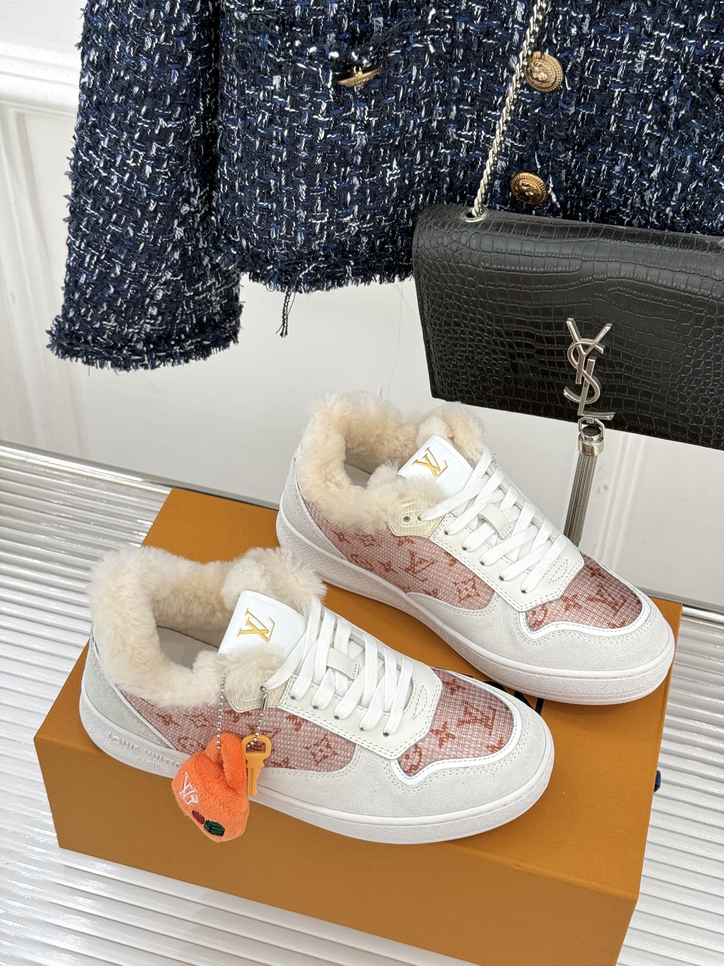 L*V驴家26WF早春新品老花情侣款休闲小白鞋板鞋结合“居家奢华”与“松弛自由”的核心理念它将聚焦老花暗