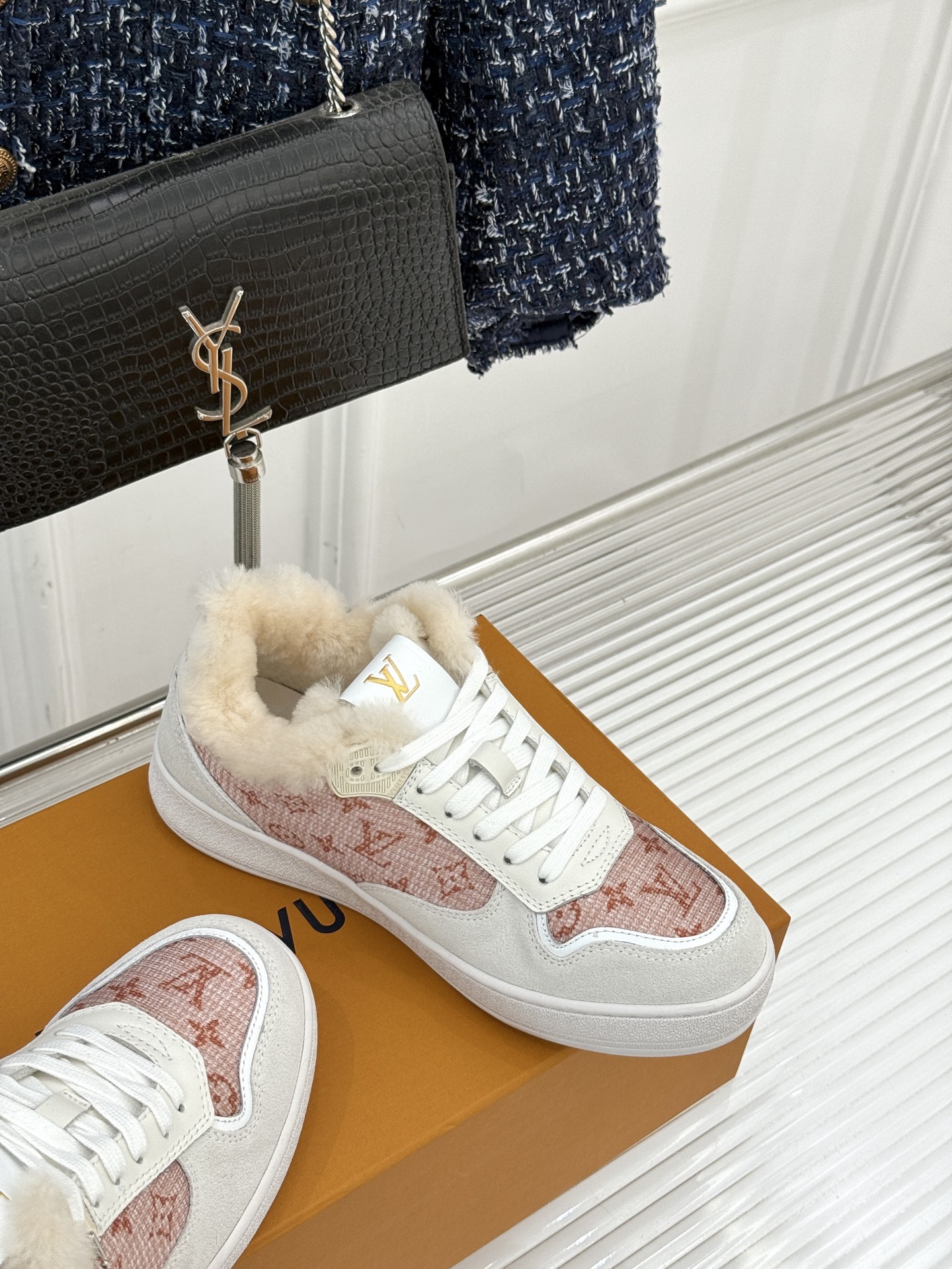 L*V驴家26WF早春新品老花情侣款休闲小白鞋板鞋结合“居家奢华”与“松弛自由”的核心理念它将聚焦老花暗