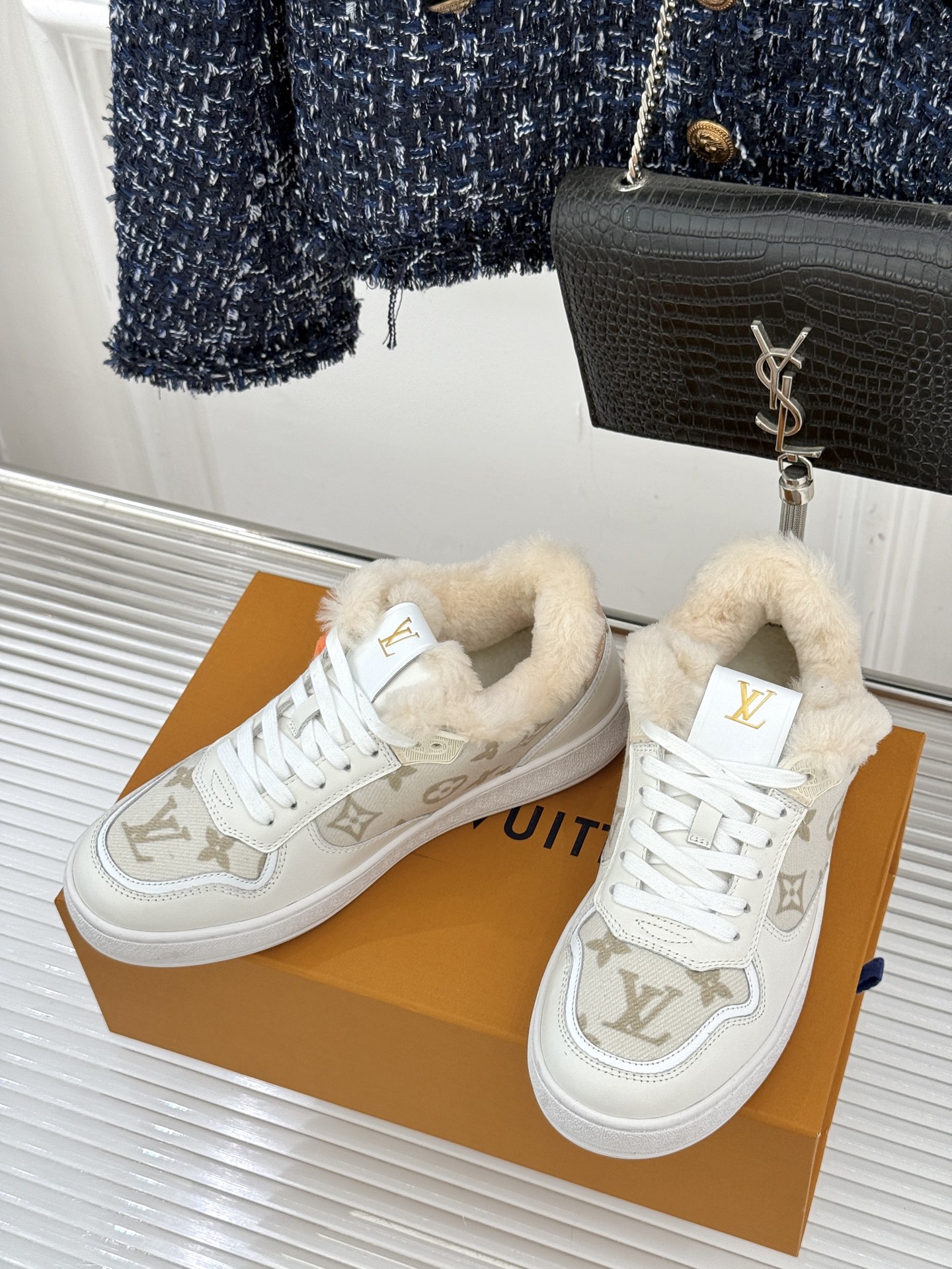 L*V驴家26WF早春新品老花情侣款休闲小白鞋板鞋结合“居家奢华”与“松弛自由”的核心理念它将聚焦老花暗