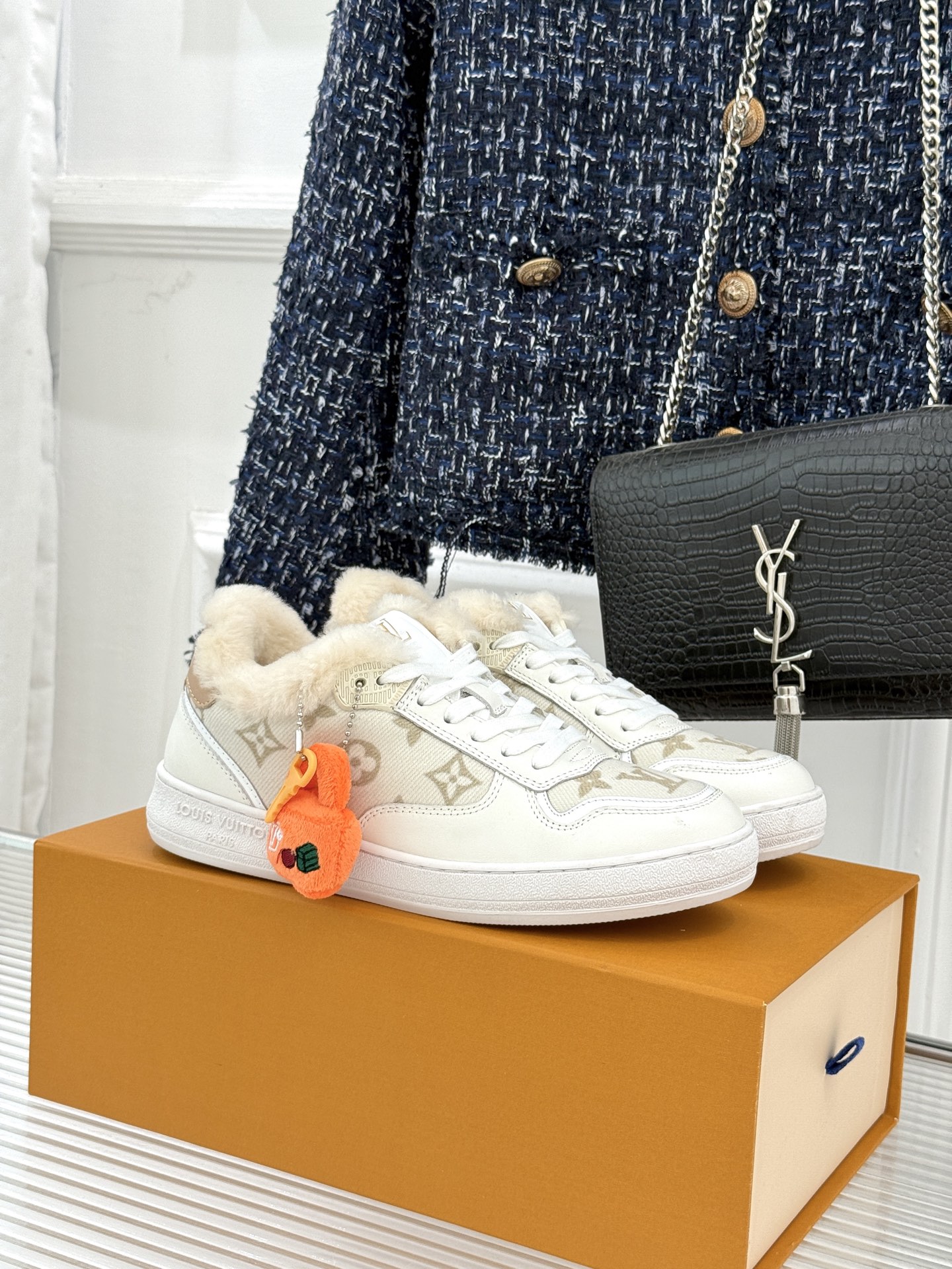 L*V驴家26WF早春新品老花情侣款休闲小白鞋板鞋结合“居家奢华”与“松弛自由”的核心理念它将聚焦老花暗