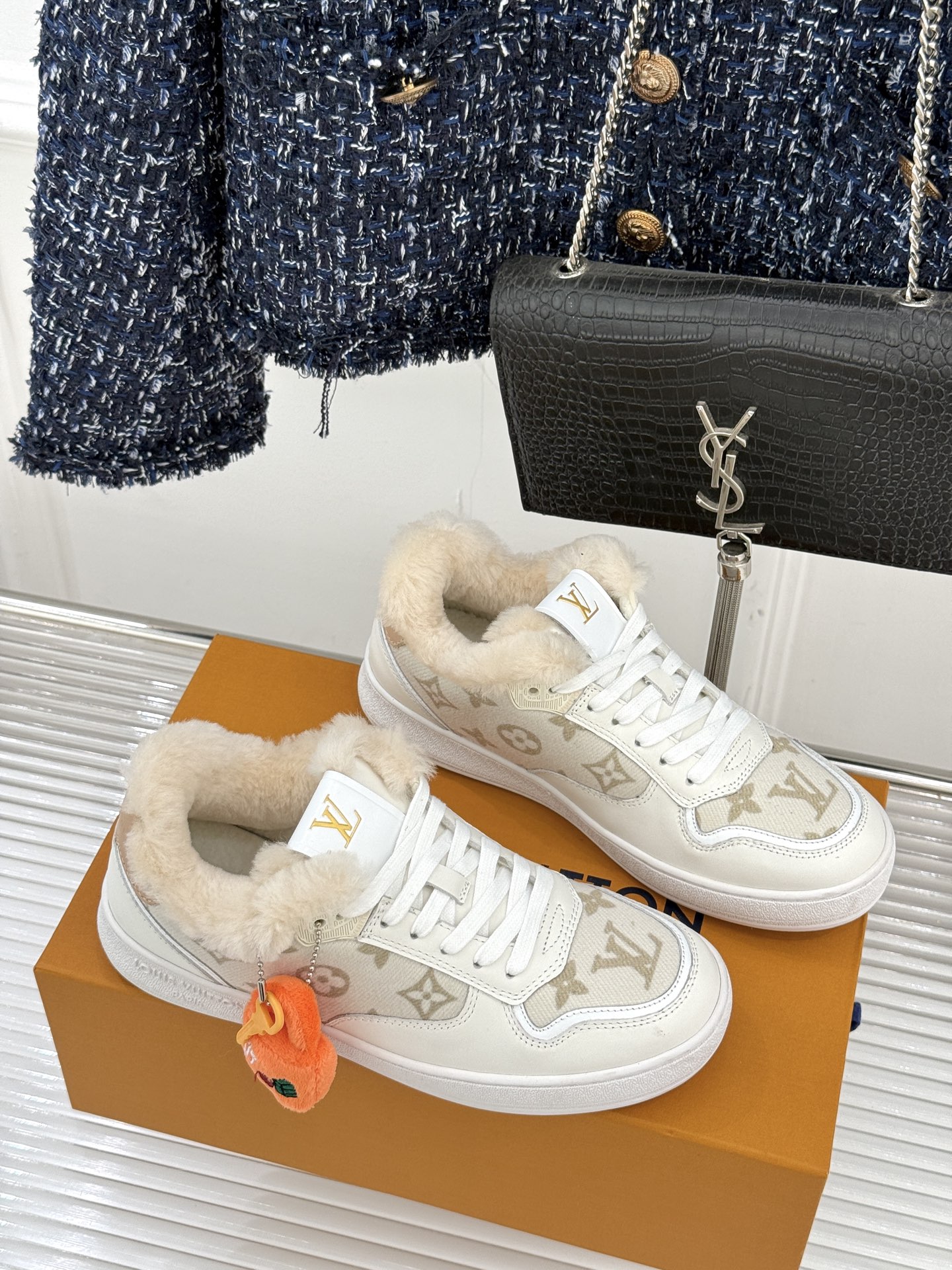 L*V驴家26WF早春新品老花情侣款休闲小白鞋板鞋结合“居家奢华”与“松弛自由”的核心理念它将聚焦老花暗