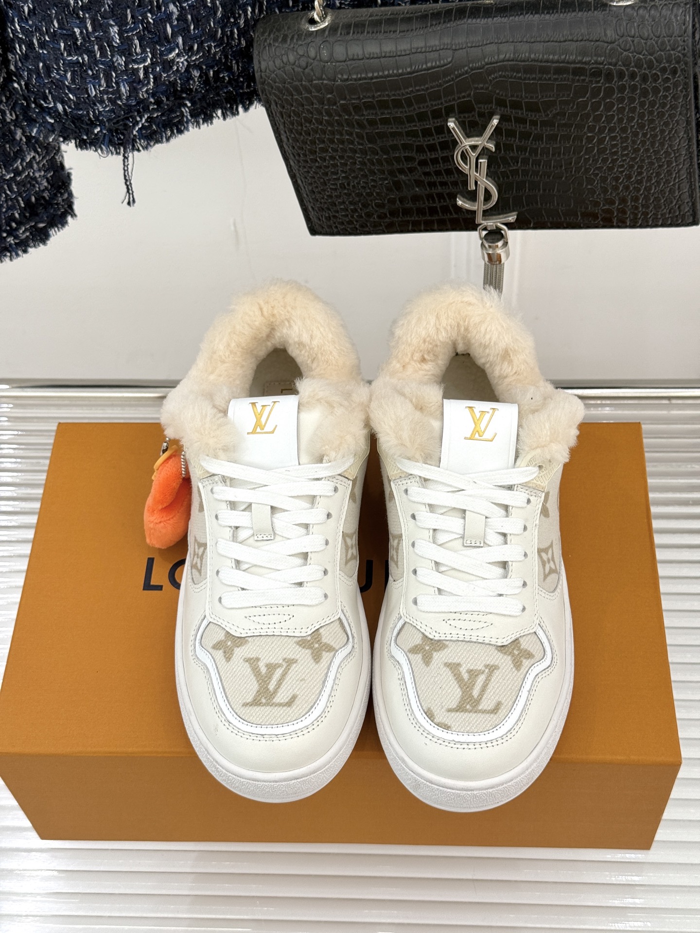 L*V驴家26WF早春新品老花情侣款休闲小白鞋板鞋结合“居家奢华”与“松弛自由”的核心理念它将聚焦老花暗