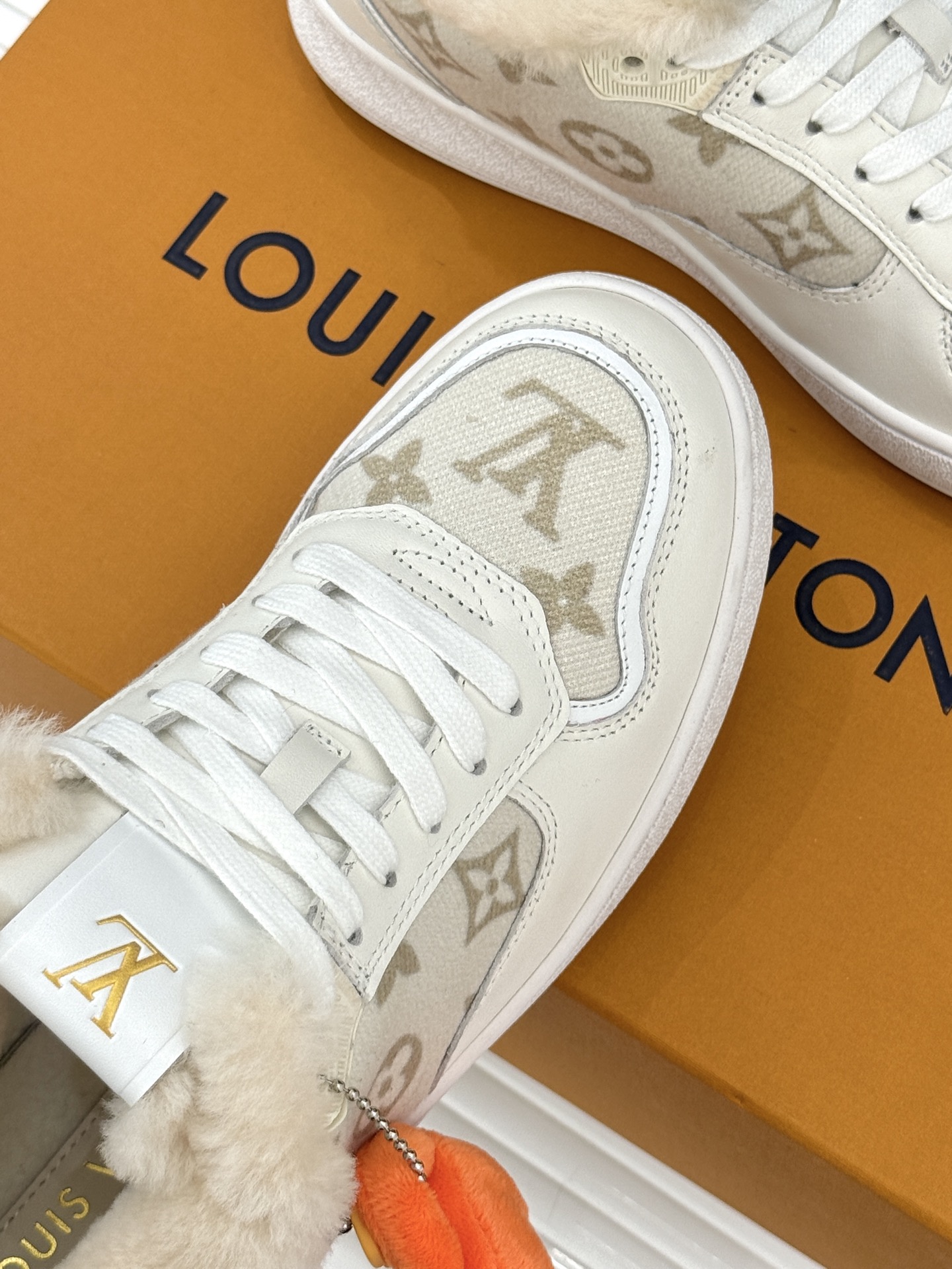 L*V驴家26WF早春新品老花情侣款休闲小白鞋板鞋结合“居家奢华”与“松弛自由”的核心理念它将聚焦老花暗