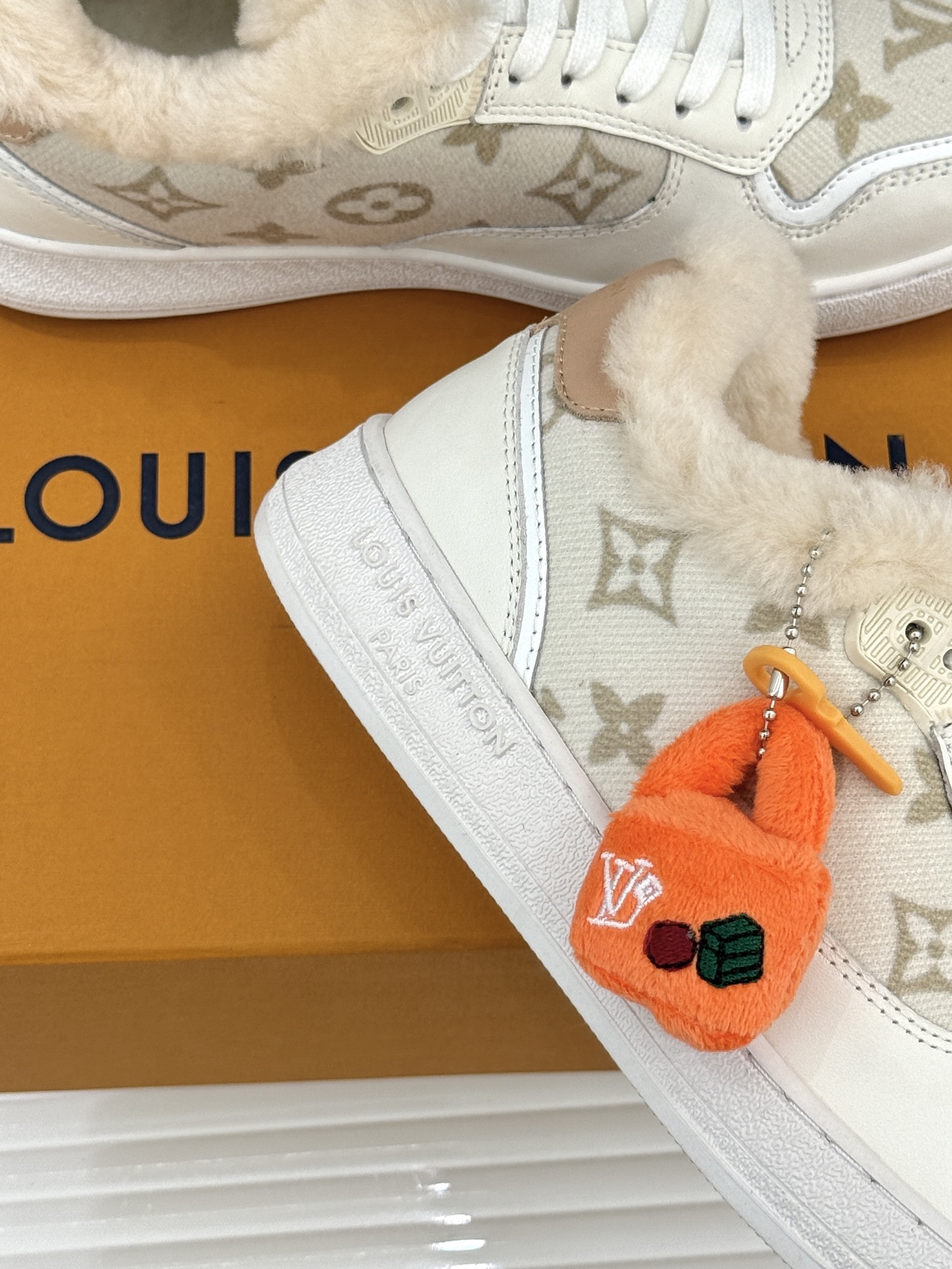 L*V驴家26WF早春新品老花情侣款休闲小白鞋板鞋结合“居家奢华”与“松弛自由”的核心理念它将聚焦老花暗