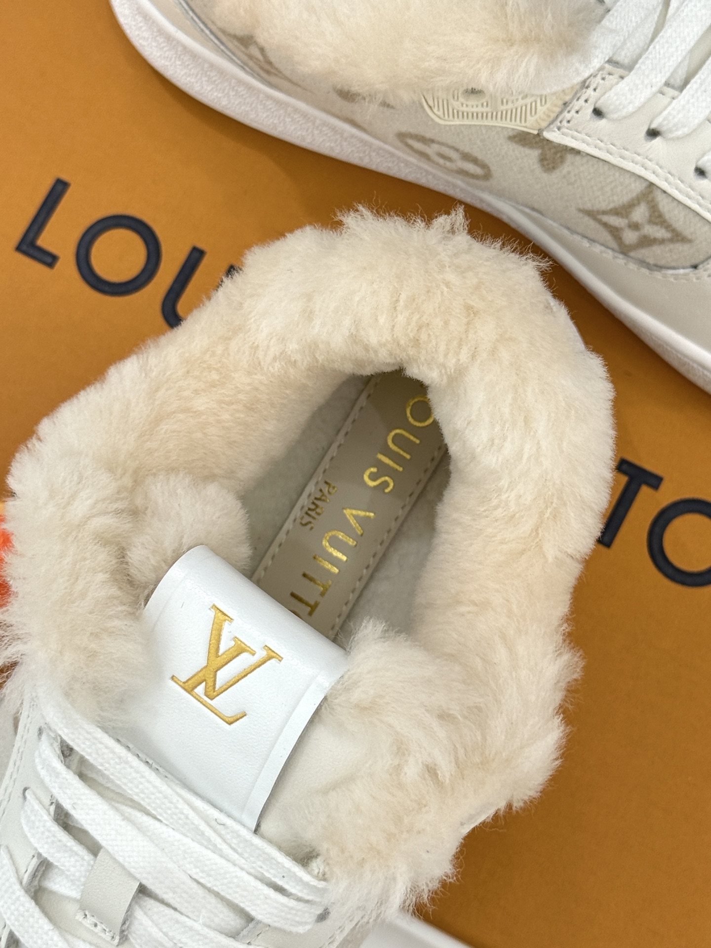 L*V驴家26WF早春新品老花情侣款休闲小白鞋板鞋结合“居家奢华”与“松弛自由”的核心理念它将聚焦老花暗