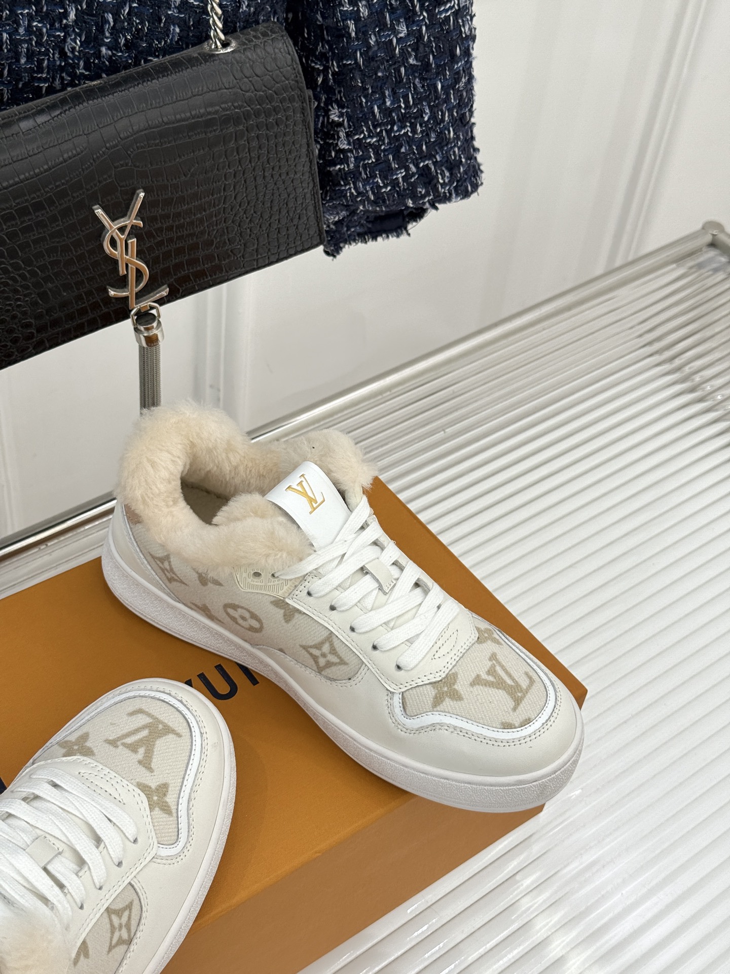 L*V驴家26WF早春新品老花情侣款休闲小白鞋板鞋结合“居家奢华”与“松弛自由”的核心理念它将聚焦老花暗