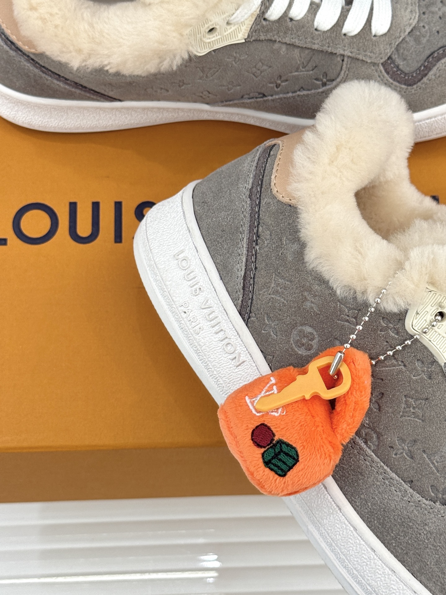 L*V驴家26WF早春新品老花情侣款休闲小白鞋板鞋结合“居家奢华”与“松弛自由”的核心理念它将聚焦老花暗