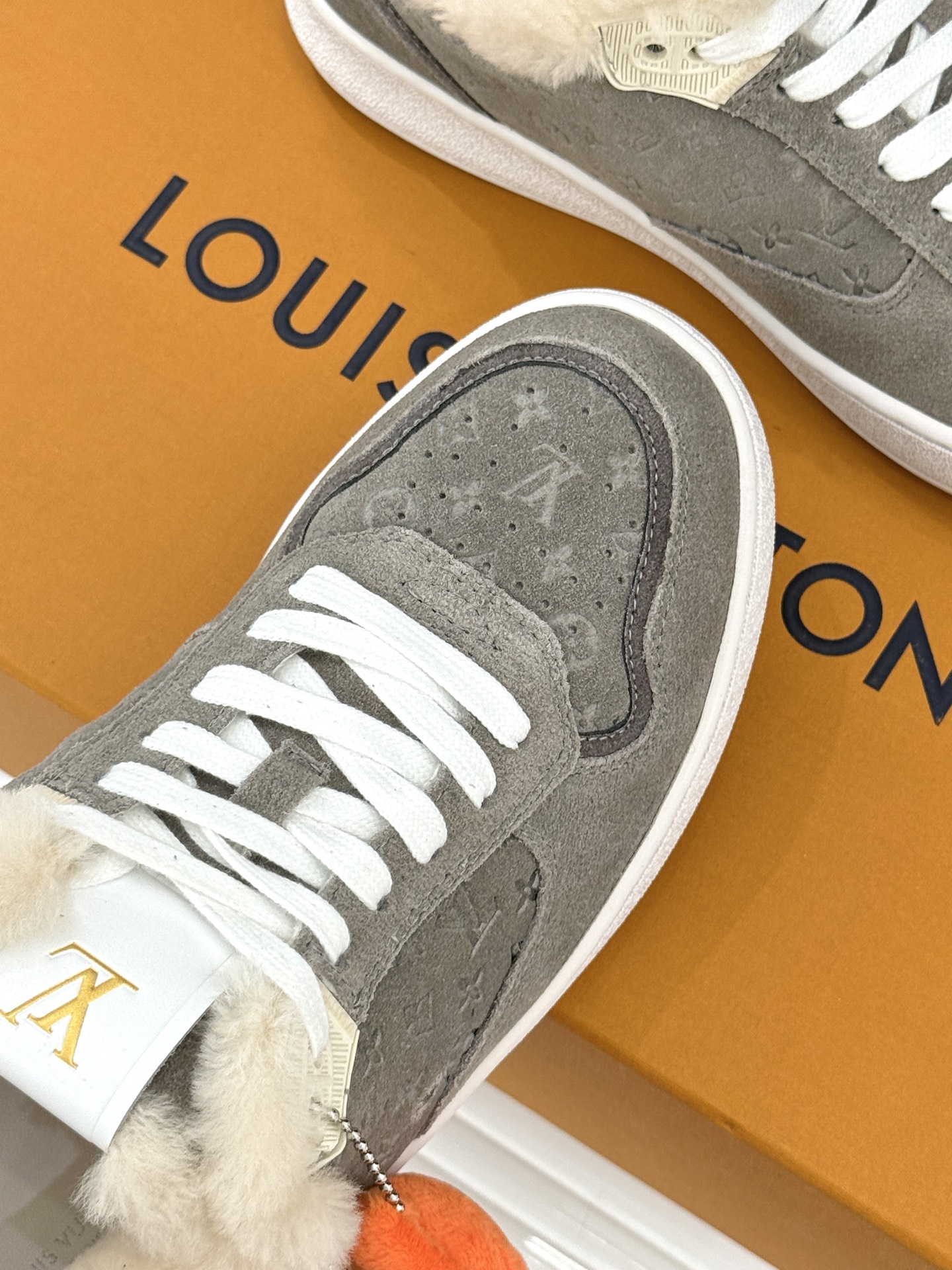 L*V驴家26WF早春新品老花情侣款休闲小白鞋板鞋结合“居家奢华”与“松弛自由”的核心理念它将聚焦老花暗